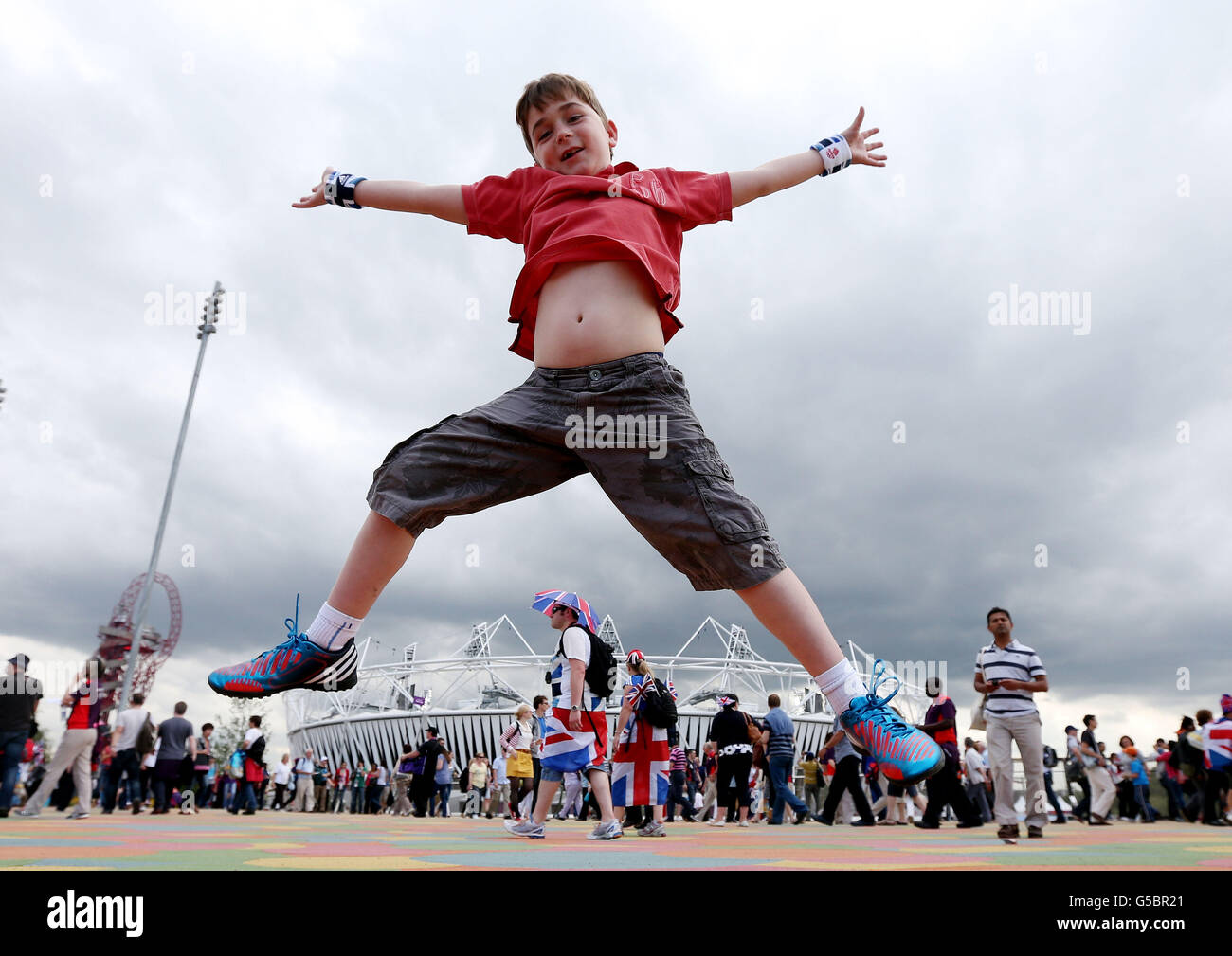 Der achtjährige Sam Davies aus Worcester genießt seinen Tag im Olympic Park, am zwölften Tag der Olympischen Spiele 2012 in London. Stockfoto