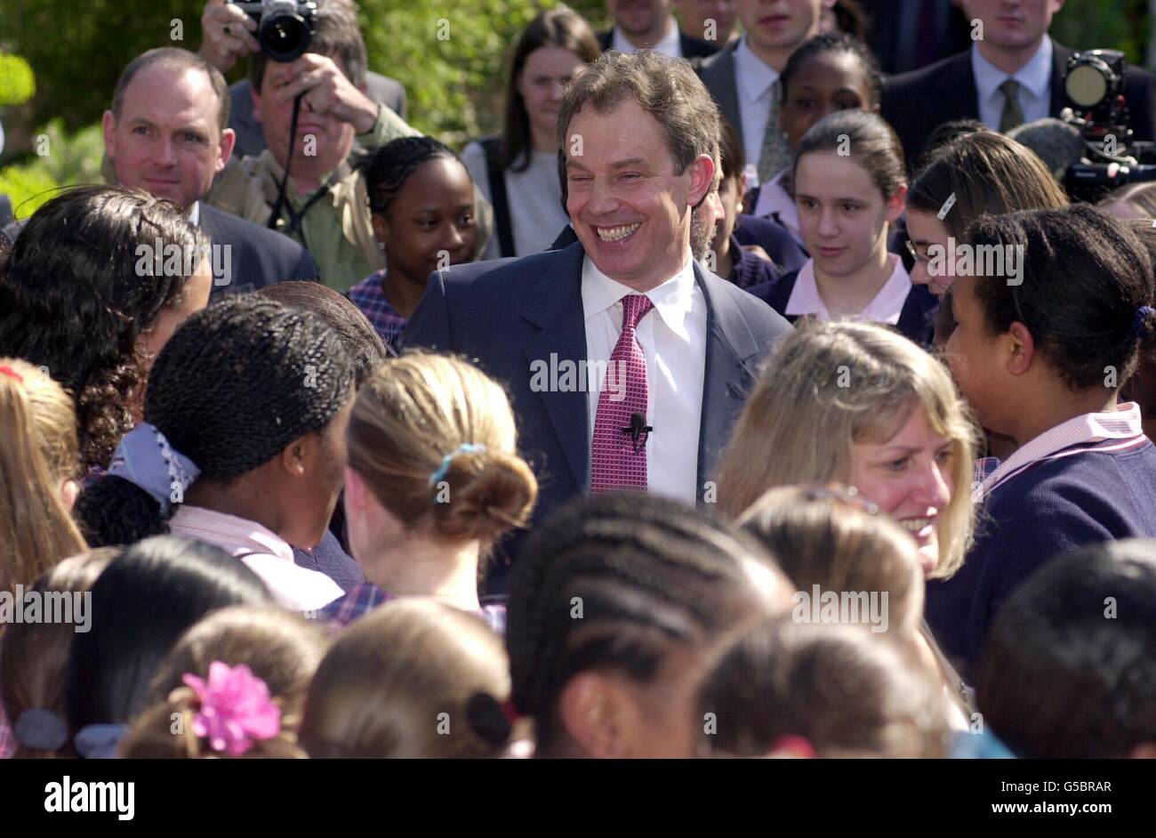 Premierminister Tony Blair trifft Schüler an der St. Saviour- und St. Olave-Schule in Bermondsey, Südlondon, wo er offiziell das Datum der Parlamentswahlen als 7. Juni bekannt gab. * früher traf er die Queen, verbrachte 20 Minuten am Buckingham Palace, bevor er zurück zur Downing Street ging. Stockfoto