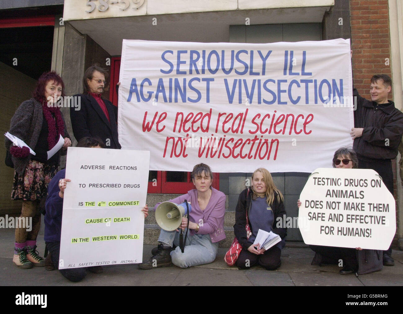 Hilary Walsh, Mitte links, und Gail Record, Mitte rechts, Gründungsmitglieder von Schwerkranke gegen Vivisektion, werden von anderen begleitet, um über die Praxis des Testens von Drogen an Tieren außerhalb der Reseach Defence Society in Zentral-London zu demonstrieren. * Frau Record, die an einer angeborenen Scholiose, einer komprimierten Lunge und einem Herzfehler leidet, sagte, dass sie die Protestgruppe einsetzte, um "gegen alle Tierforschung zu kämpfen, da sie grausam, irreführend und tödlich ist". Stockfoto