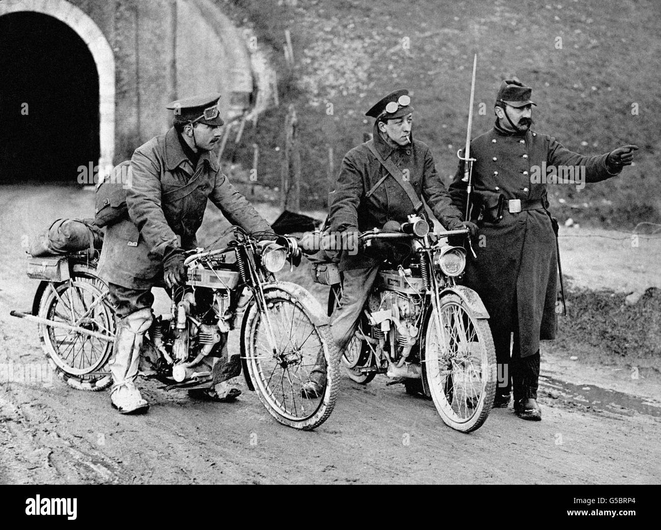 Motorradfahrer der British Expeditionary Force (BEF) auf Douglas 349-ccm-Motorrädern werden von einem französischen Wachdienst an einem unbekannten Ort in Nordfrankreich Anweisungen gegeben. Stockfoto