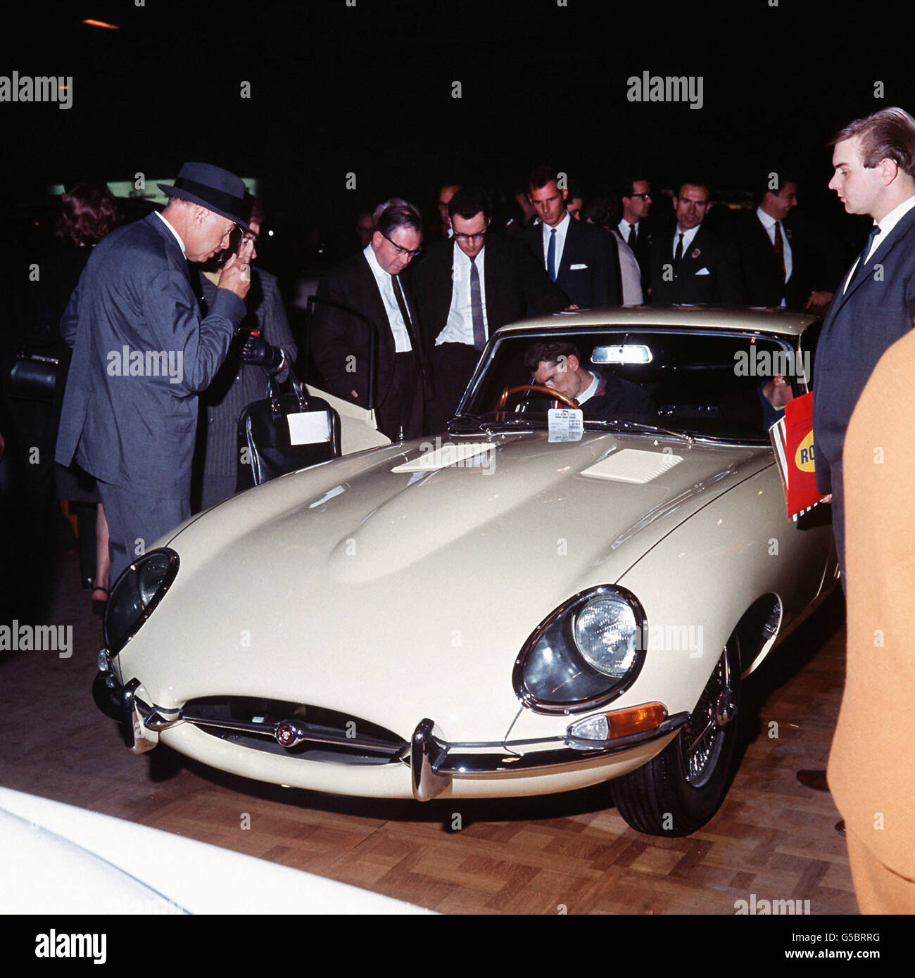 Lang, niedrig und schlank sind die Linien des Jaguar E-Type-Sportwagens, der auf der internationalen Automobilausstellung in Earl's Court abgebildet ist. Stockfoto