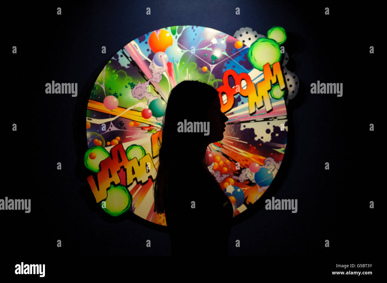 Ein Besucher wird mit der „Big Bang Theory“ von Andrew McAttee gesehen, die im Rahmen von Bonhams Urban Art Sale in Los Angeles, USA, am 29 2012. Oktober während der Auktionsvorschau bei Bonham's in London voraussichtlich 6'000 bis 8'000 Personen erreichen wird. Stockfoto