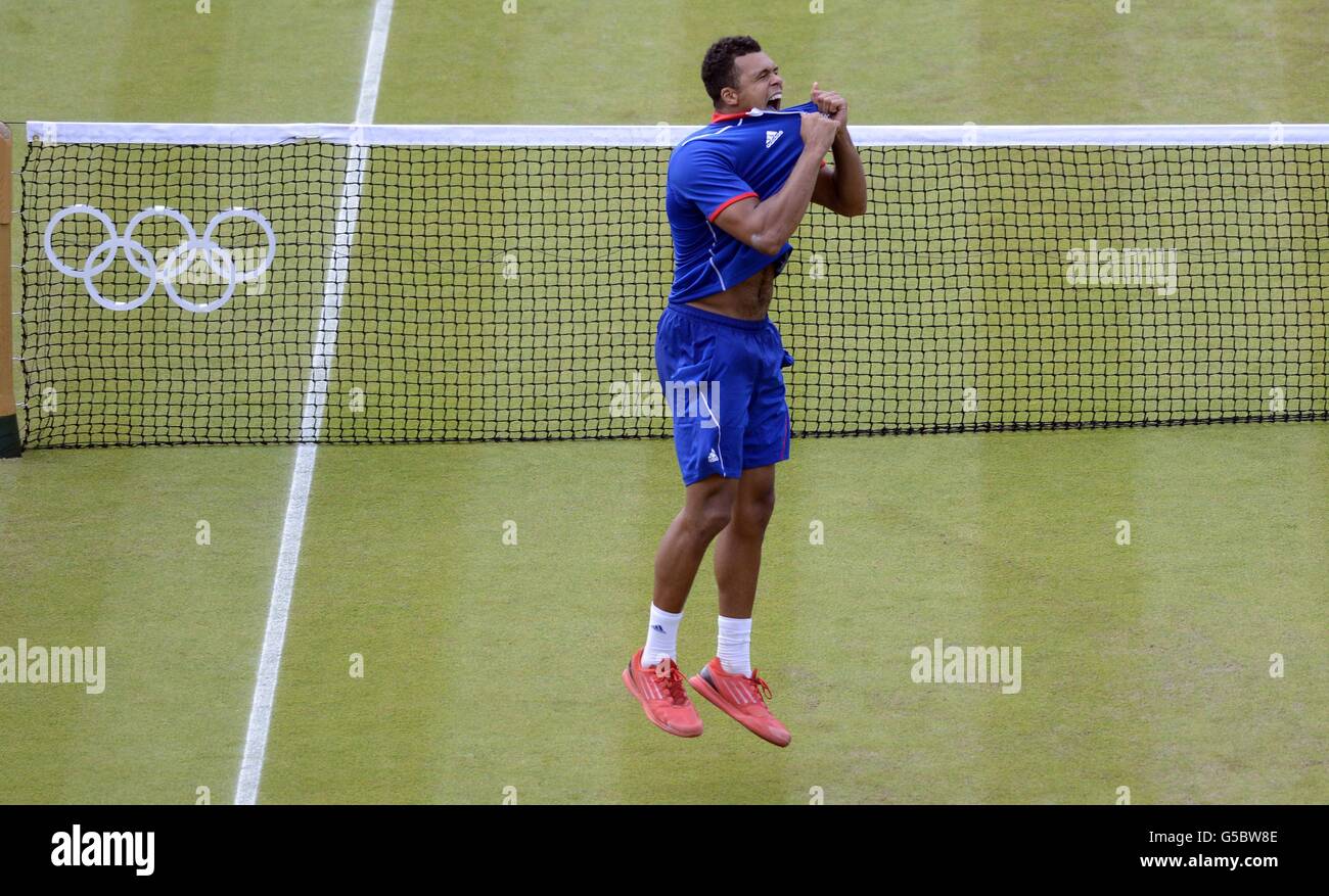 Der Franzose Jo-Wilfred Tsonga feiert den Sieg des Spiels mit dem längsten Satz in der olympischen Geschichte, 25-23, in der zweiten Runde der Herreneinzel am Olympischen Tennisstadion in Wimbledon. Stockfoto