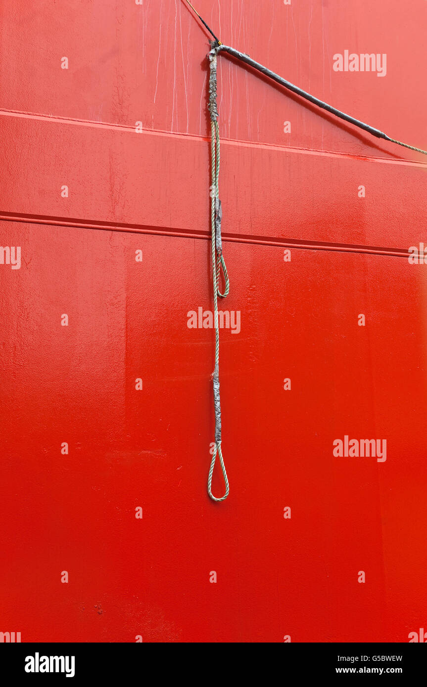Seil auf der roten Schiffsrumpf Stockfoto