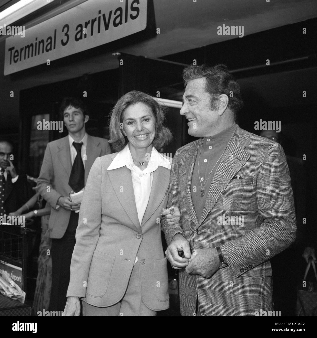 Hollywood-Star Cyd Charisse, die in Filmen wie „Singing in the Rain“ und „Silk Stockings“ auftrat, kommt mit ihrem singenden Star-Ehemann Tony Martin von New York aus am Flughafen Heathrow in London an. Das Ehemann-Ehefrau-Team soll eine Woche lang im Londoner Palladium erscheinen. Stockfoto