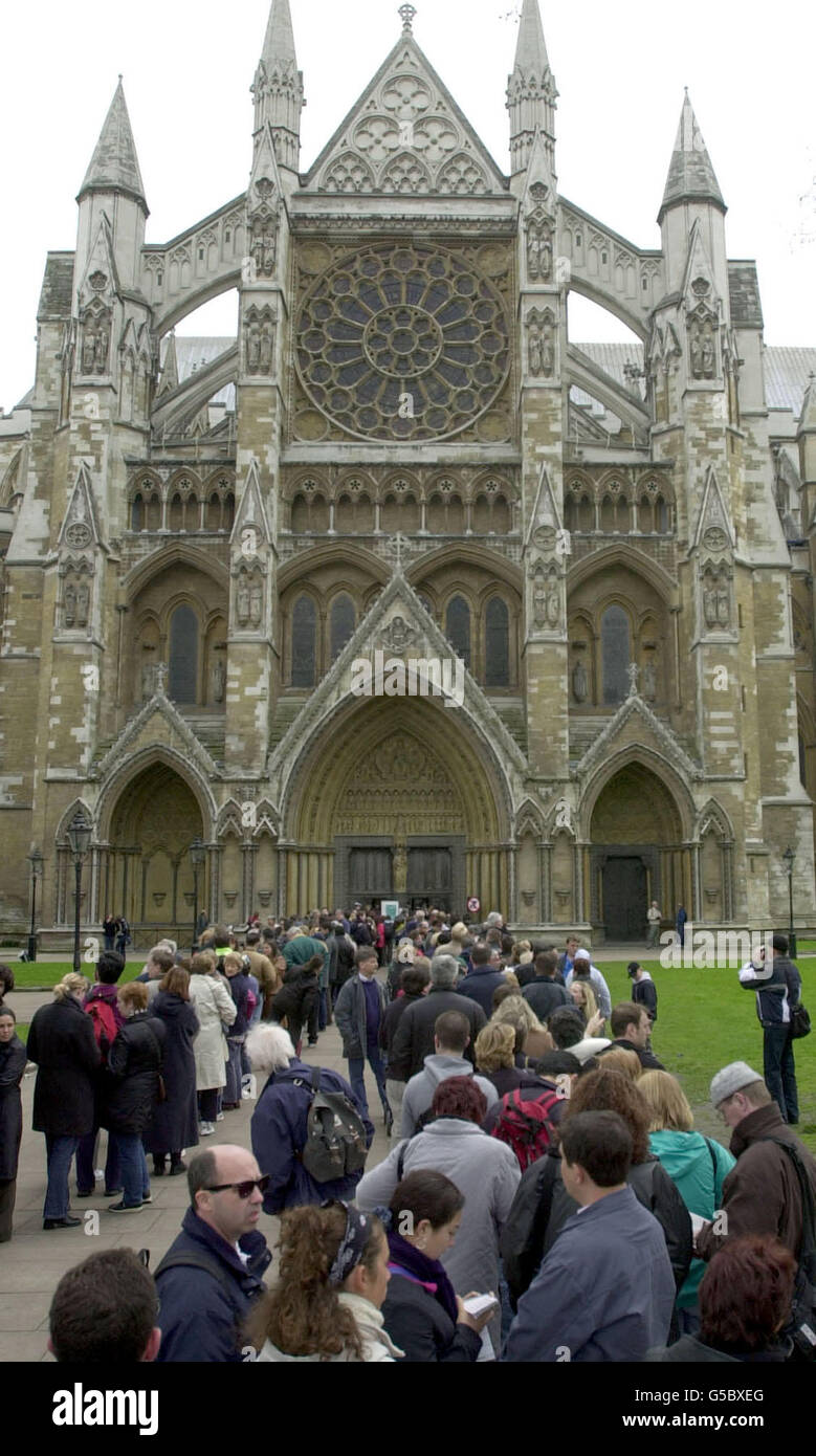 Touristen warten auf den Eintritt in Westminster Abbey, London, da viele Tourismuschefs einen Rückgang der Besucherzahlen während der Osterferien aufgrund des Ausbruchs der Maul- und Klauenseuche in ganz Großbritannien vorhersagten. * Frühe Anzeichen deuten darauf hin, dass Resorts und städtische Zentren Urlauber auf Kosten des ländlichen Raums anziehen. Stockfoto