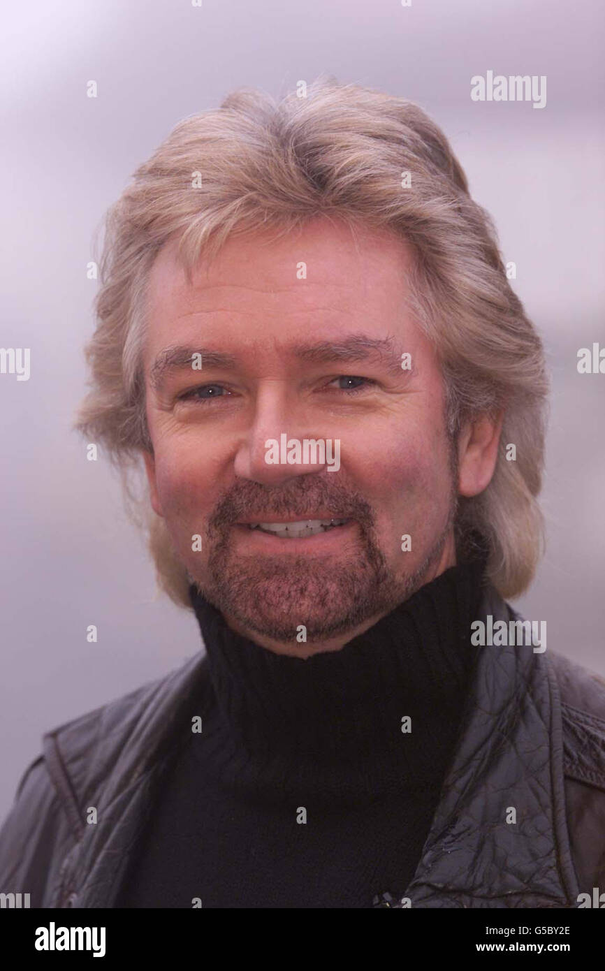 Der Fernsehstar Noel Edmonds in Hatherleigh, bevor sein Markenbart, den er seit 30 Jahren bewahrt hat, im Live-Fernsehen abgeschoren wurde, um den Bauern von Devon, die von der Maul- und Klauenseuche betroffen waren, zu helfen. Stockfoto