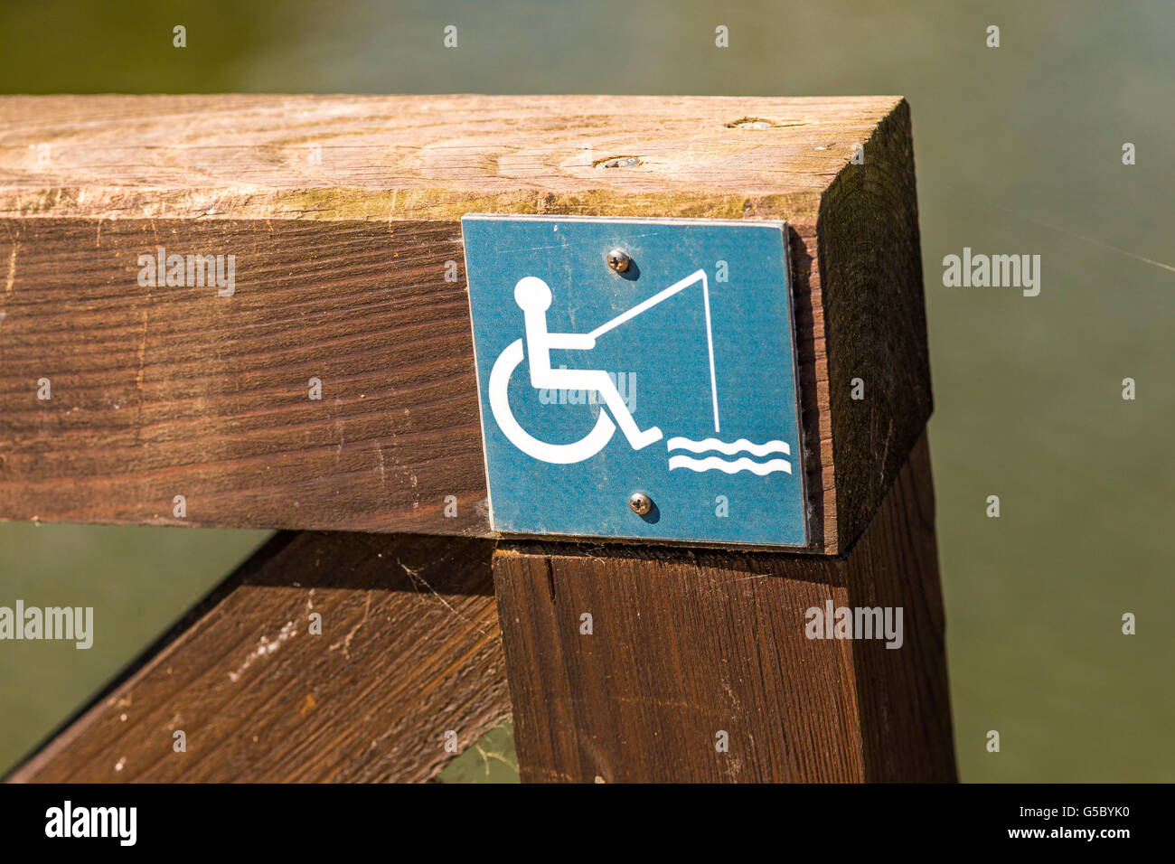 Signal zeigt die Möglichkeit für Menschen mit Behinderungen zu Fischen Stockfoto