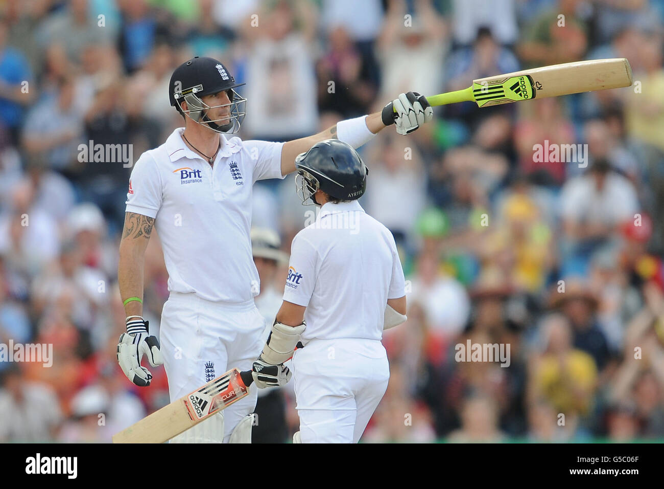 Cricket - 2012 Investec Test Series - Zweiter Test - England gegen Südafrika - Tag drei - Headingley. Der englische Kevin Pietersen (links) feiert beim zweiten Testspiel von Investec in Headingley Carnegie, Leeds, seine 50. Stockfoto