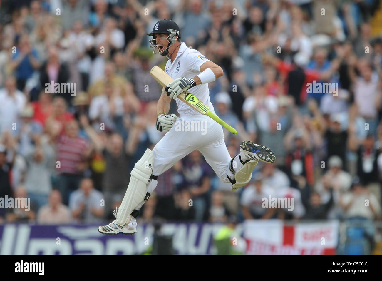 Cricket - 2012 Investec Test Series - Zweiter Test - England gegen Südafrika - Tag drei - Headingley. Der englische Kevin Pietersen feiert seine 100 während des zweiten Investec-Testmatches in Headingley Carnegie, Leeds. Stockfoto