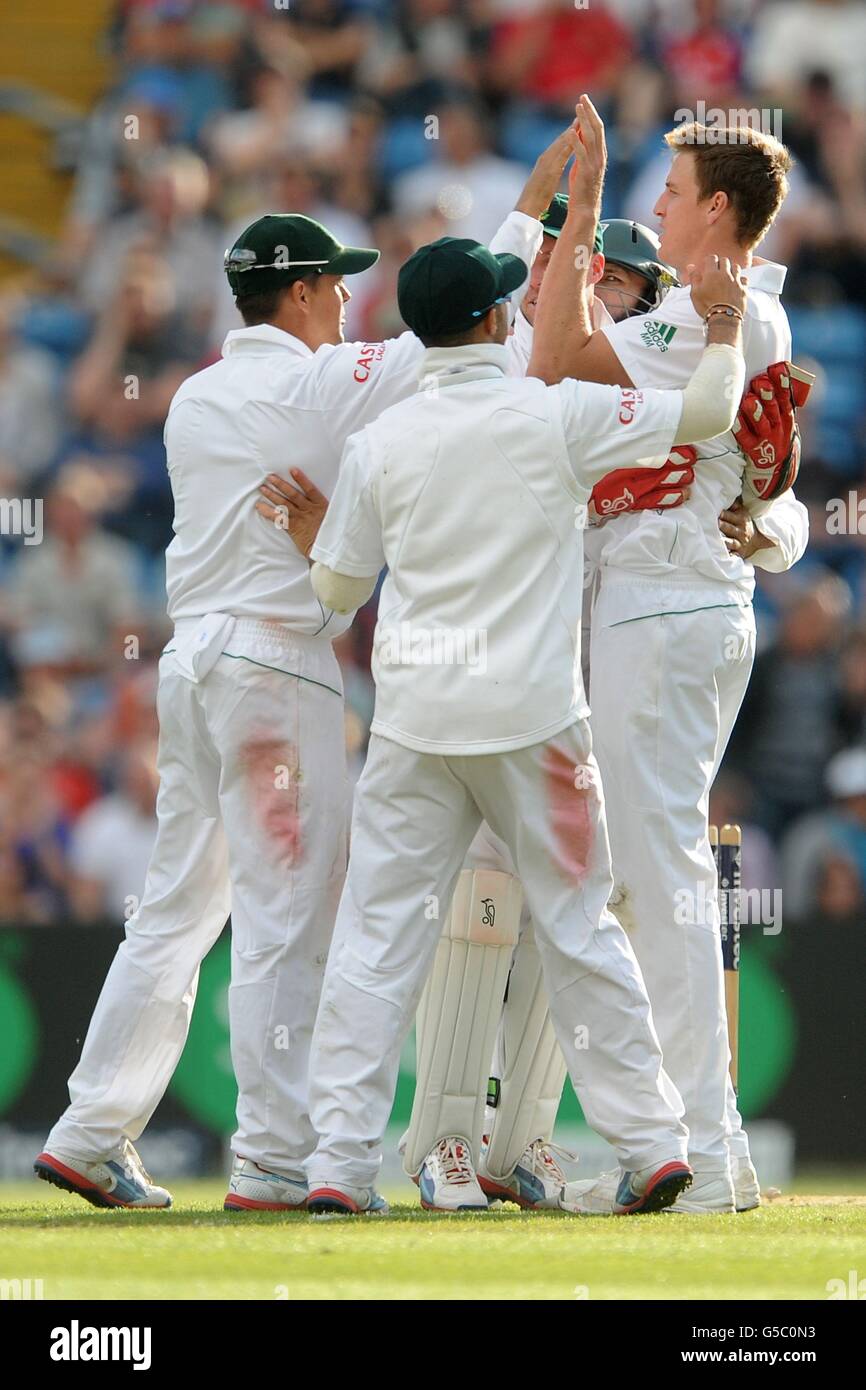 Der Südafrikaner Morne Morkel (rechts) feiert, dass er beim Investec Second Test Match in Headingley Carnegie, Leeds, das Wicket von Englands James Taylor gewinnt. Stockfoto