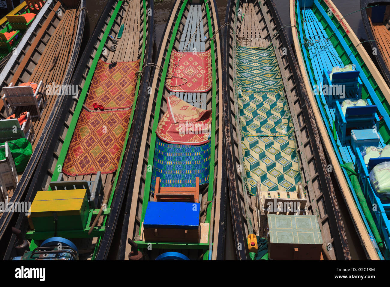 Bunte Teakholz Boote, Inle See, Myanmar Stockfoto