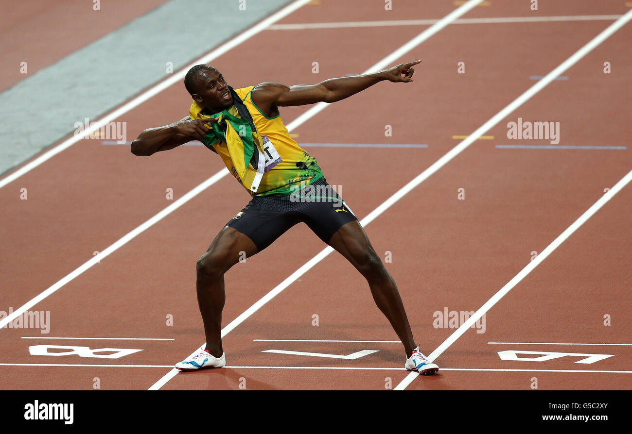Usain Bolt von Jamaika feiert den Sieg beim 200-m-Finale der Männer im Olympiastadion in London. Stockfoto