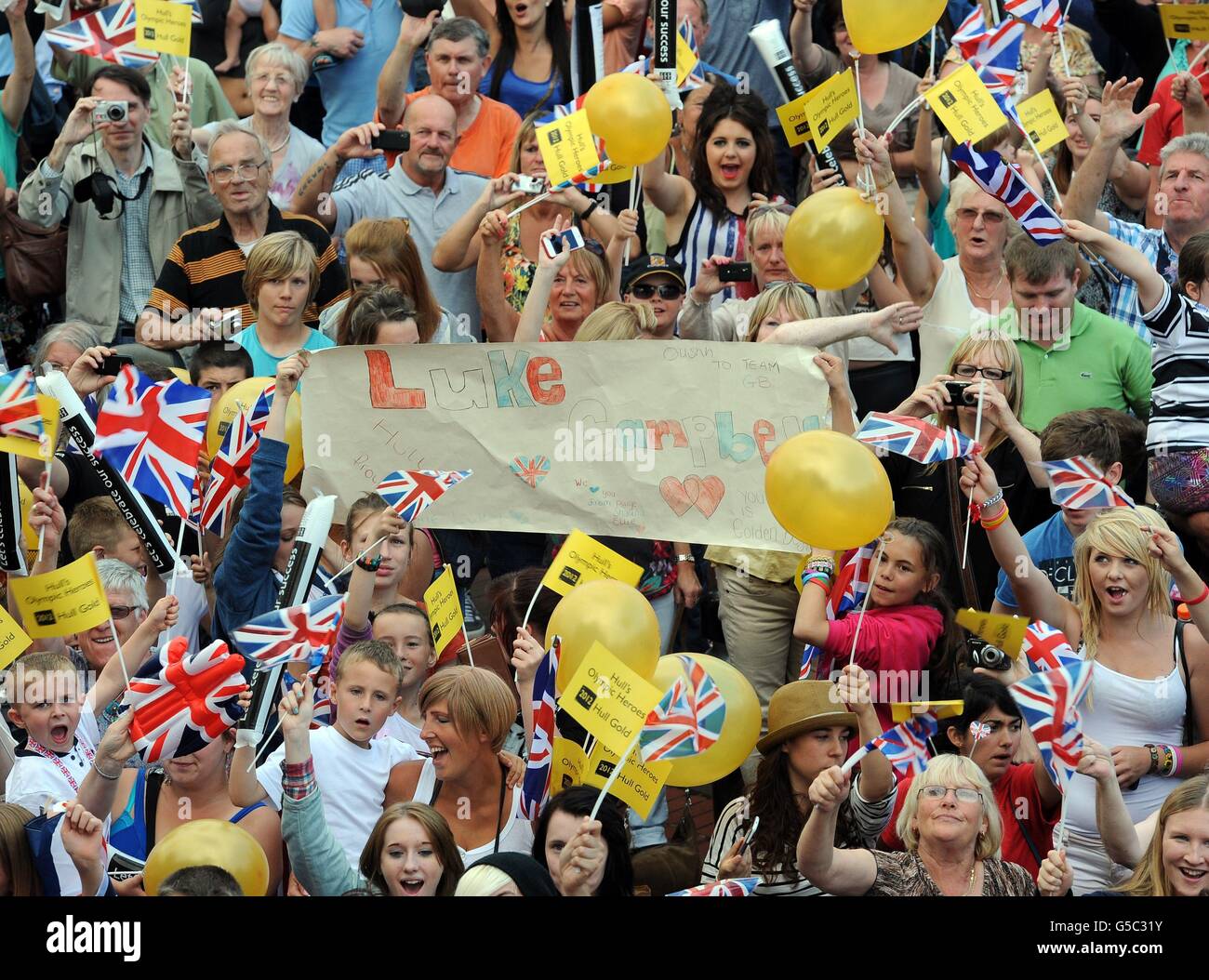 Luke Campbell Olympic Heimkehr. Die Fans warten auf den Briten Luke Campbell während einer olympischen Heimkehr auf dem Queen Victoria Square in Hull. Stockfoto