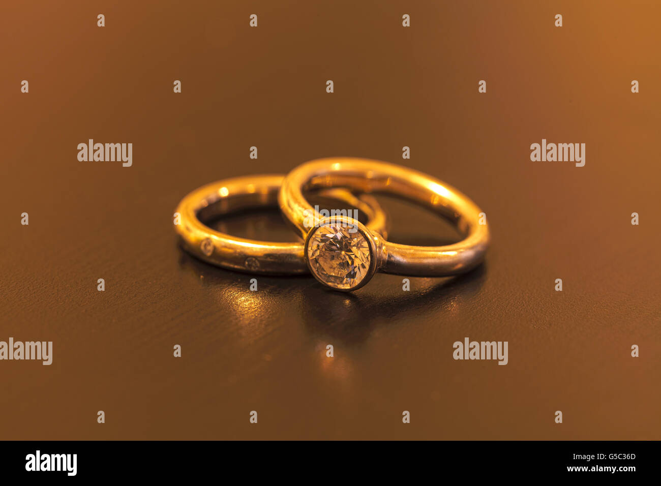 Diamant-Verlobungsring und Ehering vor der Zeremonie Stockfoto