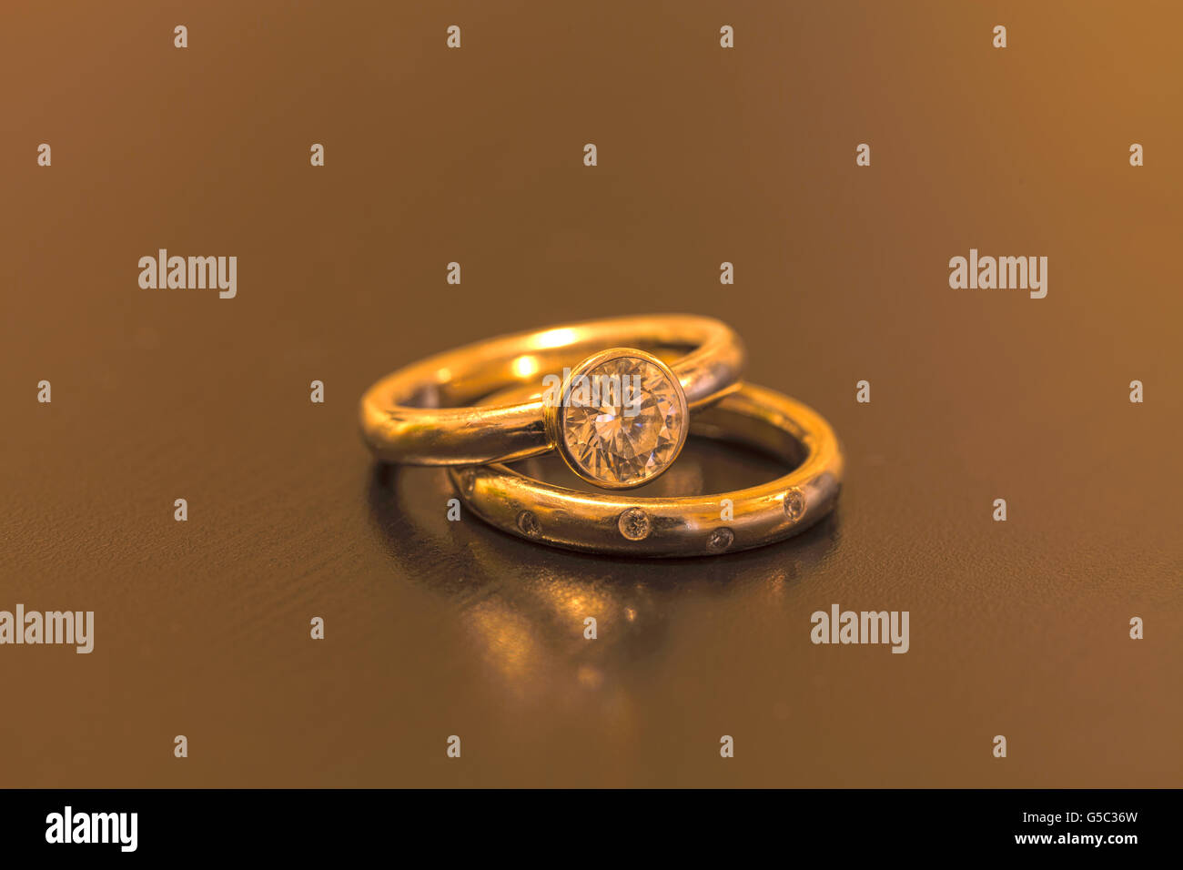 Diamant-Verlobungsring und Ehering vor der Zeremonie Stockfoto