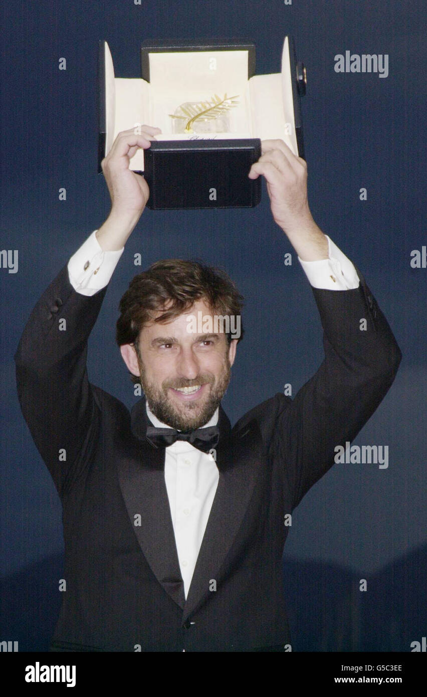 Der italienische Regisseur Nanni Moretti feiert den Gewinn der Palme d'Or für seinen Film La Stanzadel Figlio im Palais des Festivals in Cannes bei der Abschlussfeier der 54. Filmfestspiele von Cannes. Stockfoto