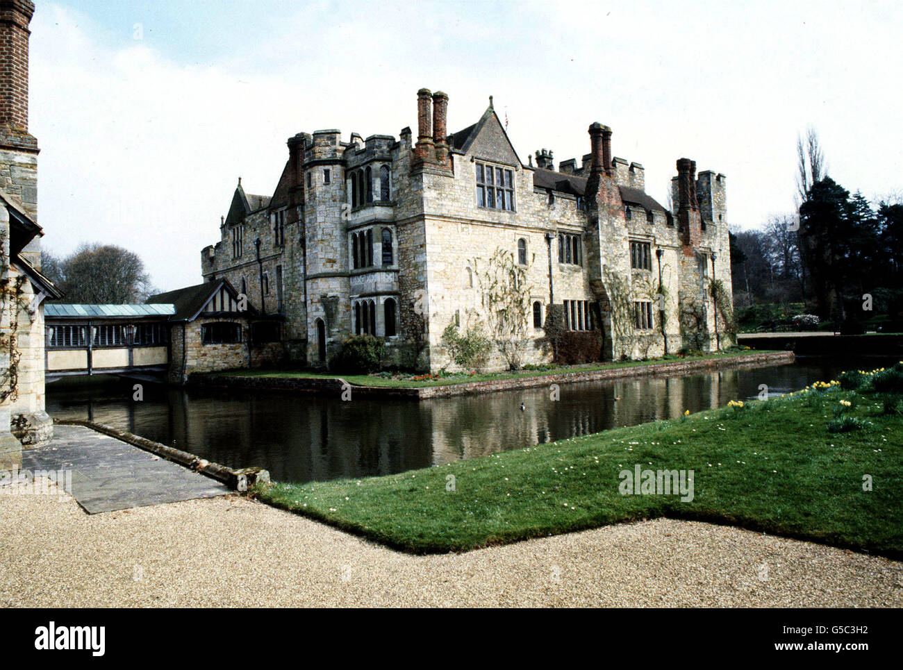 Ein Blick auf Hever Castle in Kent, das 3,000 Hektar große Anwesen, das (1982) von Lord und Lady Astor für 13.5 Millionen auf den Markt gebracht wurde. Die Familie Astor hat das Haus und die Gärten, die einst im Besitz der Familie Boleyn waren, erheblich verändert. *Anne Boleyn war eine der Frauen von König Heinrich VIII 29/04/03 : Schloss Hever in Kent, wo fünf Miniaturporträts im Wert von etwa 100,000 gestohlen wurden, teilte die Polizei mit. Das historische Elternhaus von Anne Boleyn in der Nähe von Edenbridge in Kent war am Montagnachmittag für die Öffentlichkeit zugänglich. Diebe zwangen, eine verschlossene Vitrine aus Glas zu öffnen Stockfoto