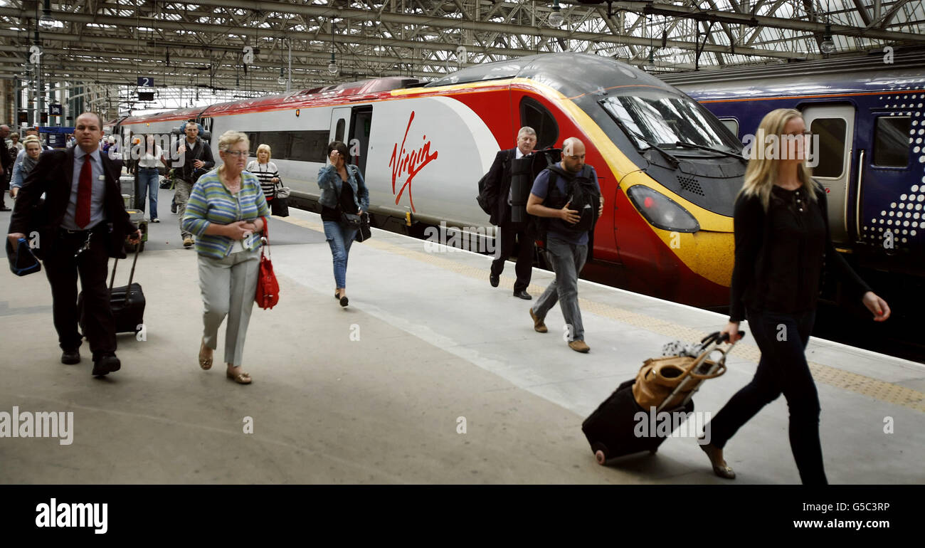 Ein Virgin Zug am Central Station in Glasgow, Schottland, als Virgin Rail seine West Coast Hauptlinie Franchise verloren, mit Transport-Unternehmen FirstGroup übernimmt ab Dezember, gab die Regierung heute bekannt. Stockfoto