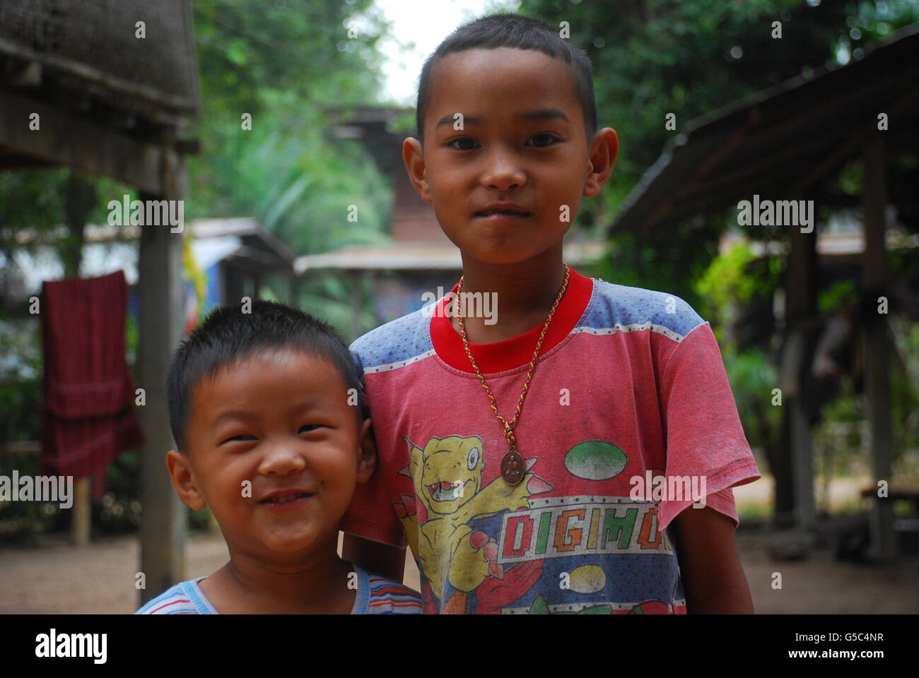 Porträt der beiden jungen thai Boys, Roi Et, Isa, Thailand Stockfoto
