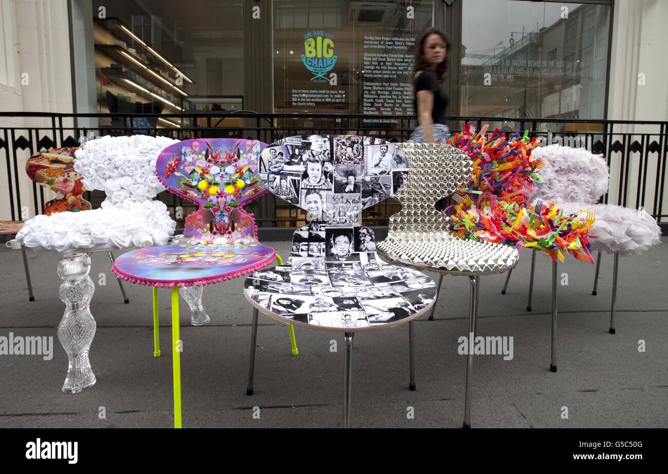 Fritz Hansen ANT Chairs - die von Künstlern und Designern personalisiert wurden und versteigert werden, um Geld für Jamie Oliver's Better Food Foundation zu sammeln - im Fritz Hansen Showroom im Zentrum von London. Stockfoto