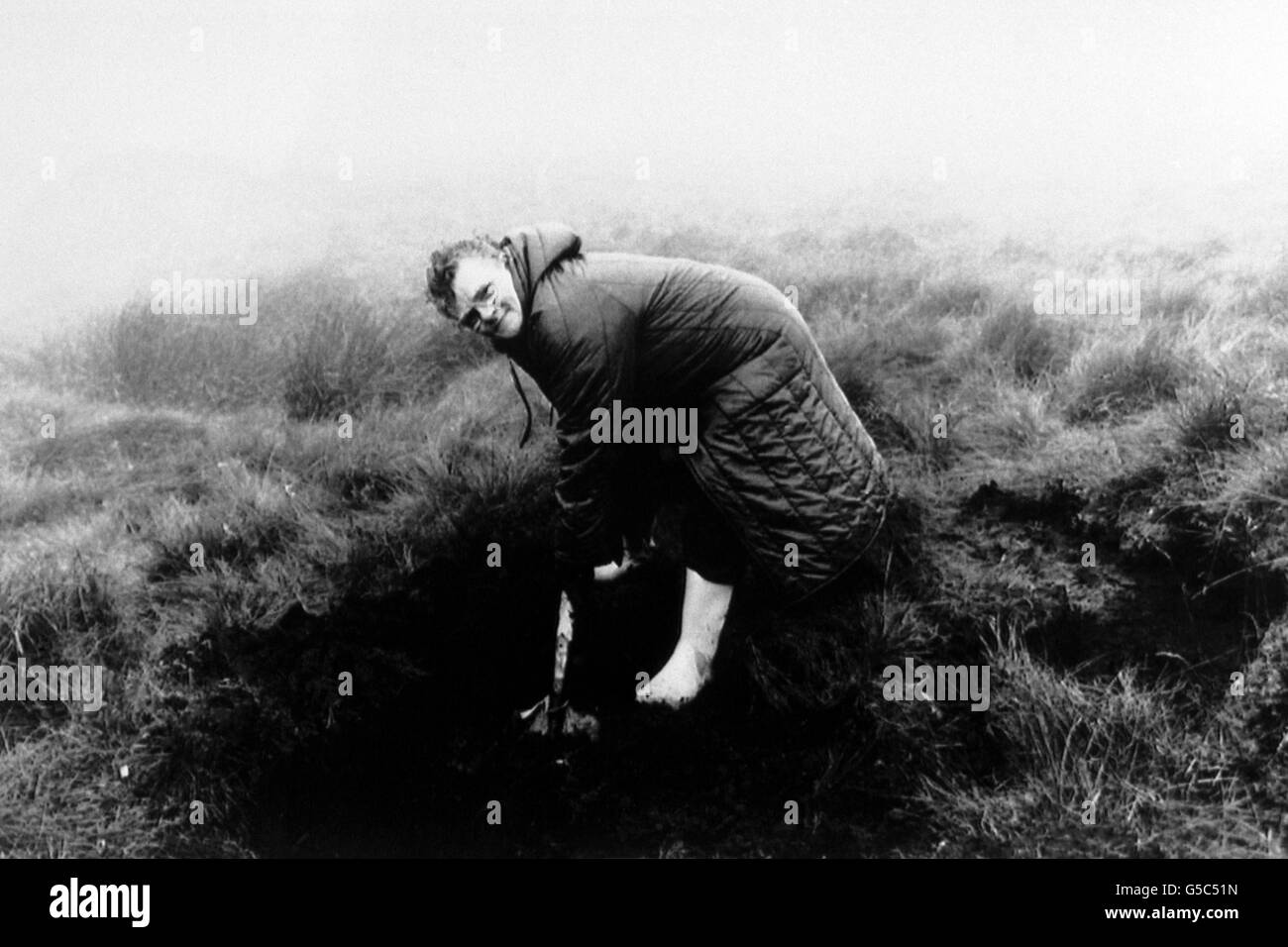 Frau Winnie Johnson auf Saddleworth Moor, bei Manchester, während der neuen Suche nach der Leiche ihres Sohnes Keith Bennett, der von Ian Brady und Myra Hindley ermordet wurde. Stockfoto