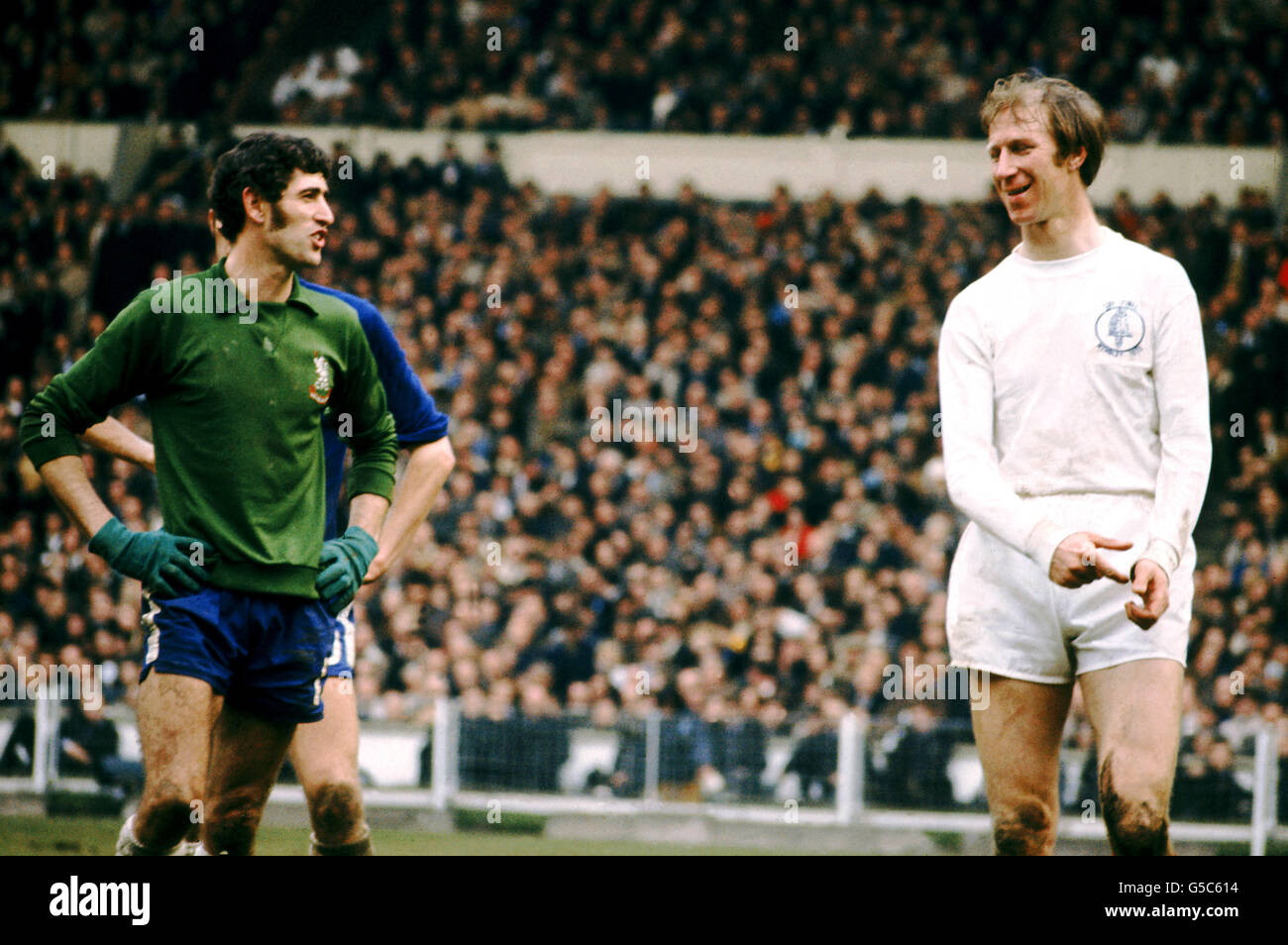 L-R, Peter Bonetti Chelsea und Jack Charlton Leeds United Stockfoto