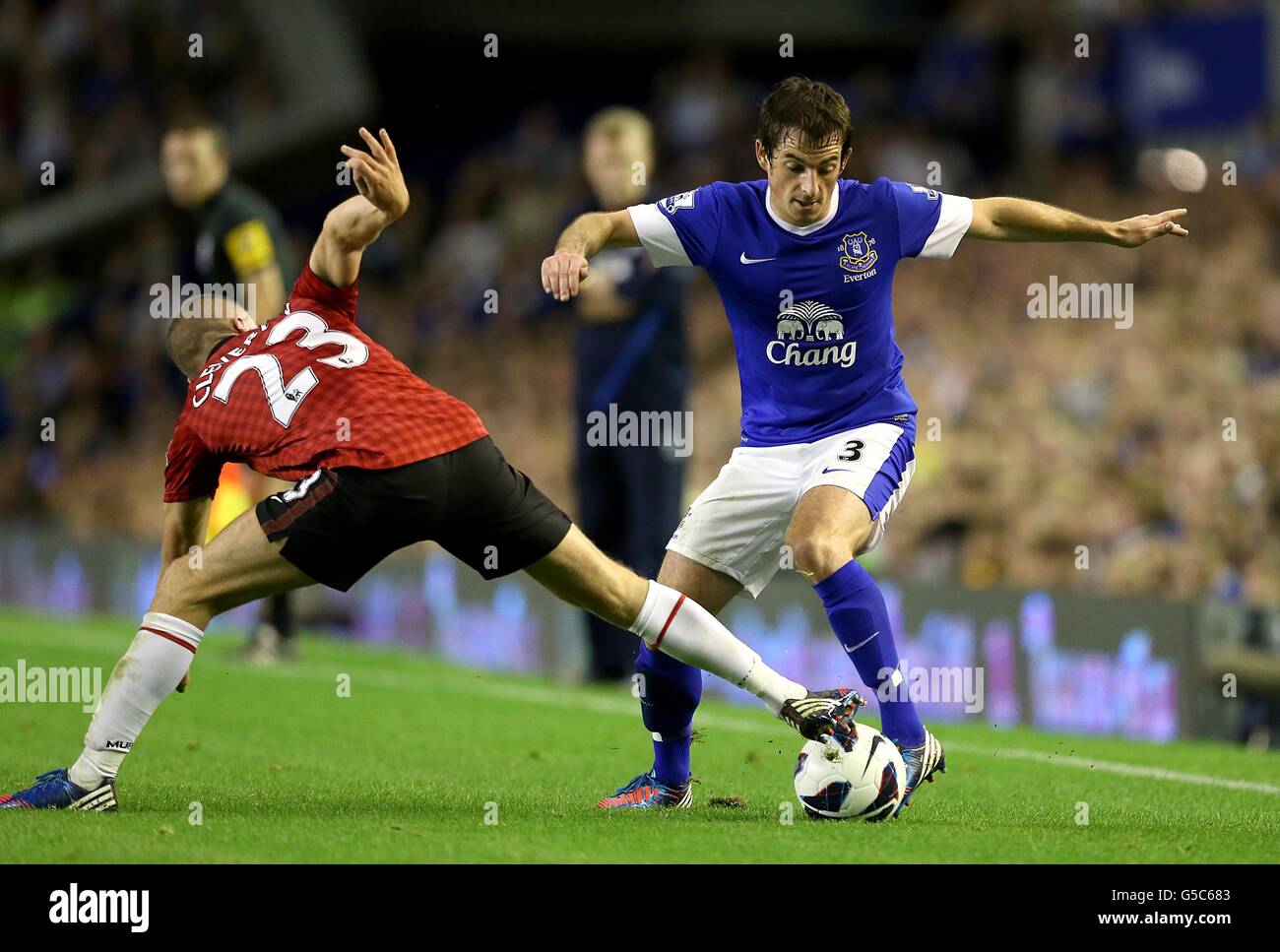 Evertons Leighton Baines (rechts) in Aktion mit Tom Cleverley von Manchester United Stockfoto