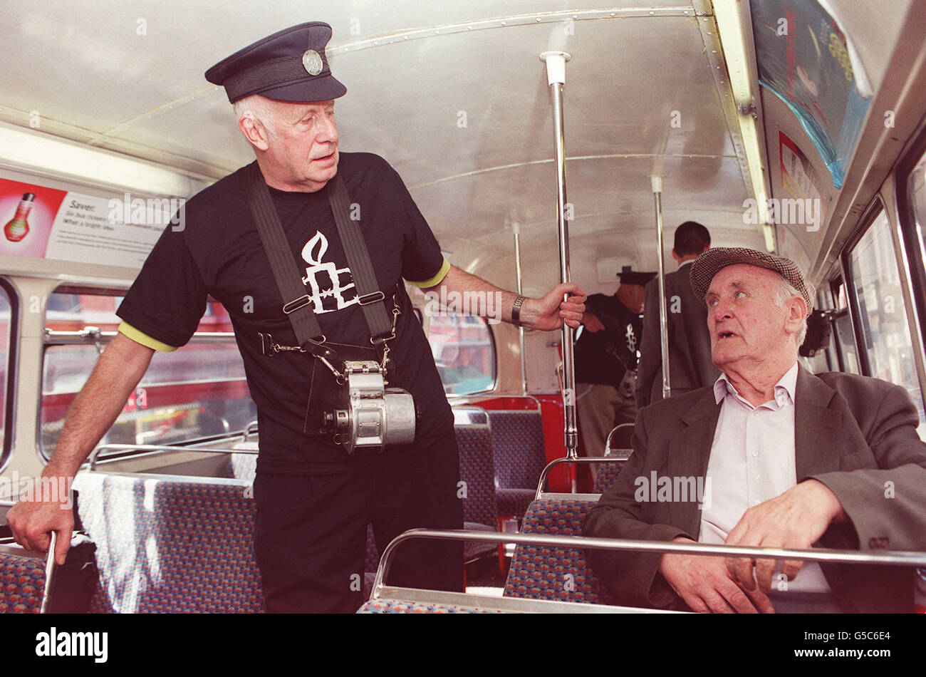 Schauspieler Richard Wilson spricht mit dem Passagier James Conway aus Shoreditch, London (rechts), während er als Dirigent im schwarzen Londoner Bus von Amnesty International auf der Route Hackney nach Victoria 38 als Teil des Aufbaus zu The Charity's and Boddingtons We Know Where You Live! Gig * .... findet am Sonntag, 3. Juni in der Wembley Arena statt. Britt Eckland, Warren Clark, Robert Bathurst (Cold Feet) und Gina Bellman werden später in der Woche im Einsatz sein, um Fahrpreise zu nehmen und Fahrgeldausländer zu fangen - alles zur Unterstützung der Wohltätigkeitsorganisation. Stockfoto