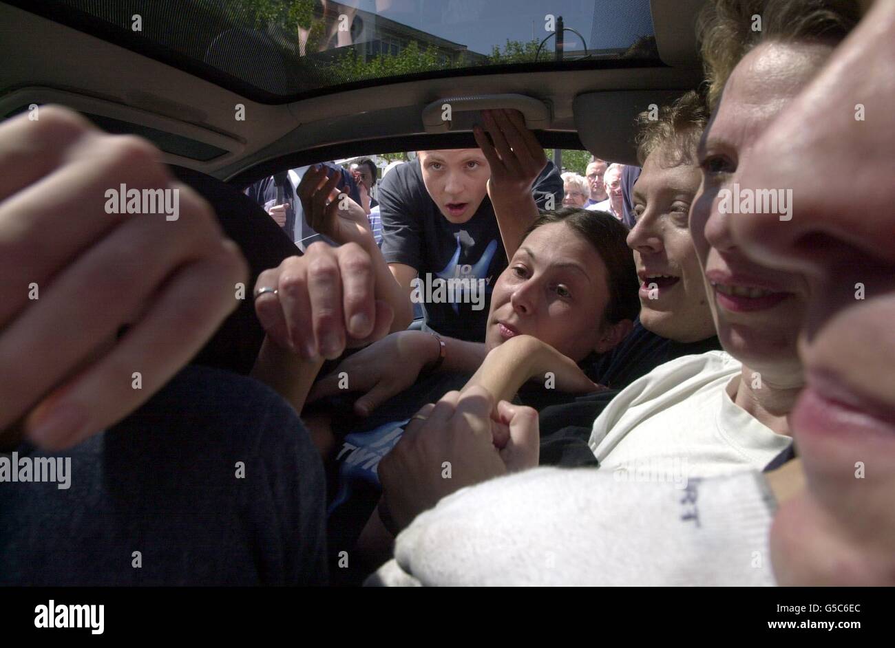 Vierzehn Menschen haben sich im Zentrum von Nottingham in einem Smart Auto, einem der kleinsten Serienwagen auf dem Markt, eingepfercht, um einen Weltrekord zu brechen. *...die vierzehn verdrehte und drehte sich, um sich in das Smart Auto als Teil einer Förderung der Fahrzeughersteller DaimlerChrysler, brechen die aktuelle Rekord, im Jahr 1999, von nur einer Person. Stockfoto