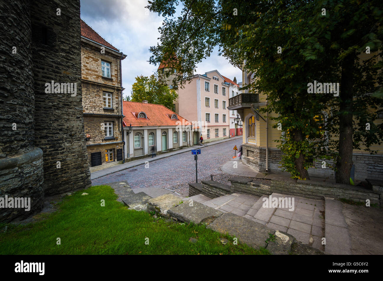 Historische Stadtmauern und Gebäude in der Altstadt, Tallinn, Estland. Stockfoto