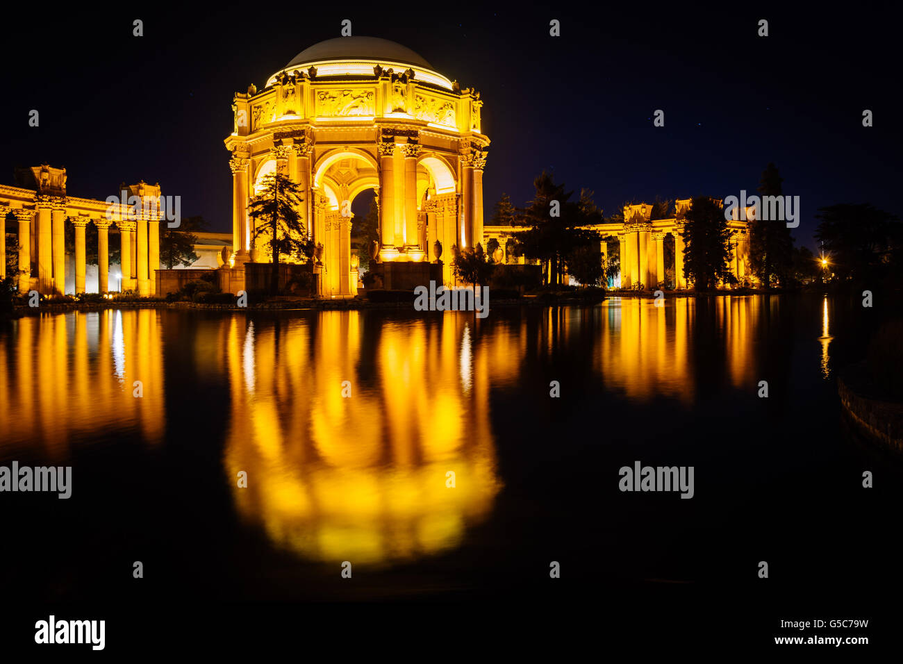 Der Palast der schönen Künste in der Nacht in San Francisco, Kalifornien. Stockfoto