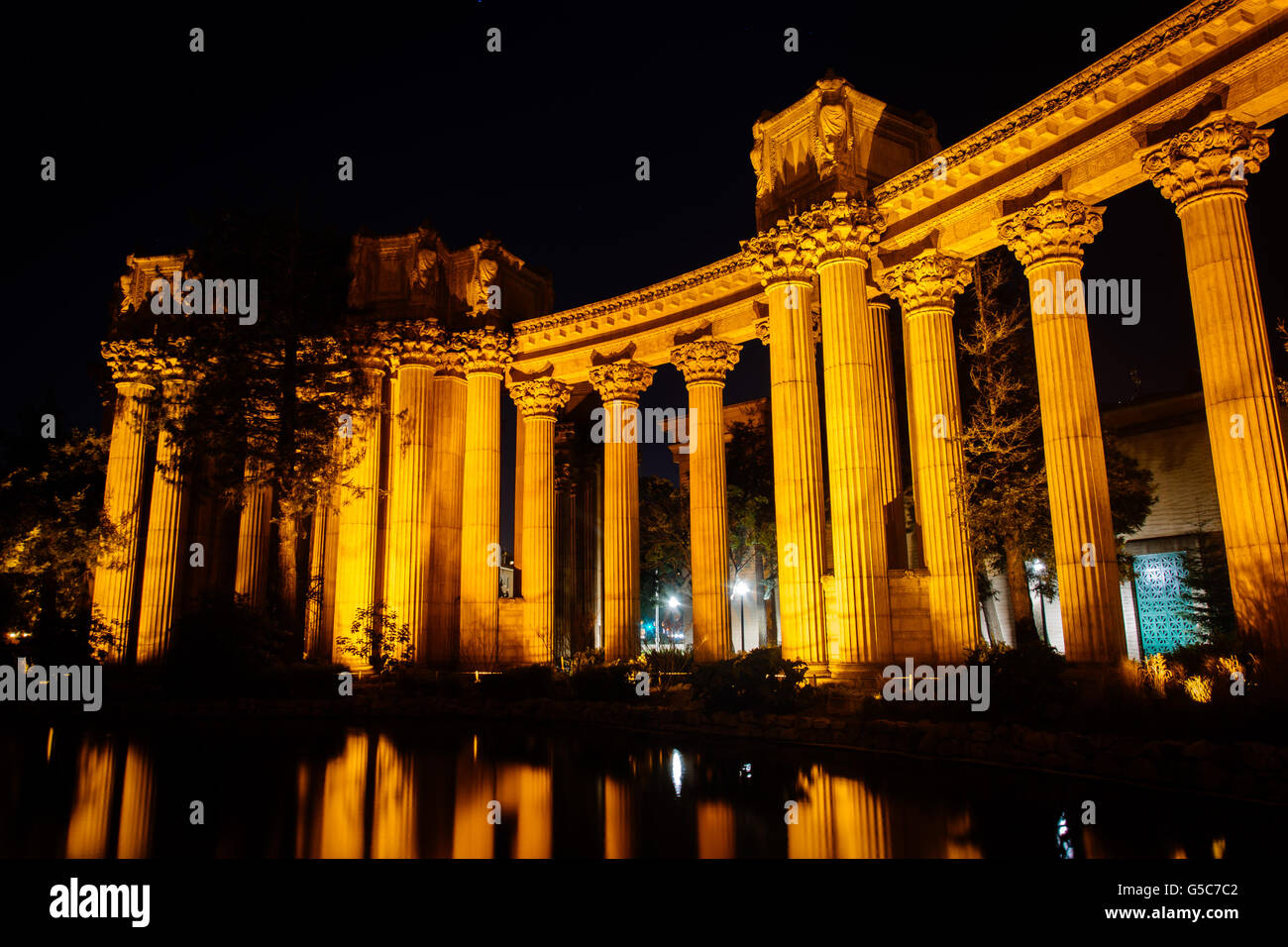 Der Palast der schönen Künste in der Nacht in San Francisco, Kalifornien. Stockfoto