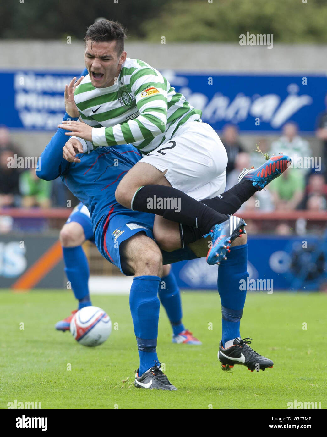 Tony Watt von Celtic stürzt beim Spiel der Clydesdale Bank Scottish Premier League im Tulloch Caledonian Stadium in Inverness mit einem Inverness-Verteidiger zusammen. Stockfoto
