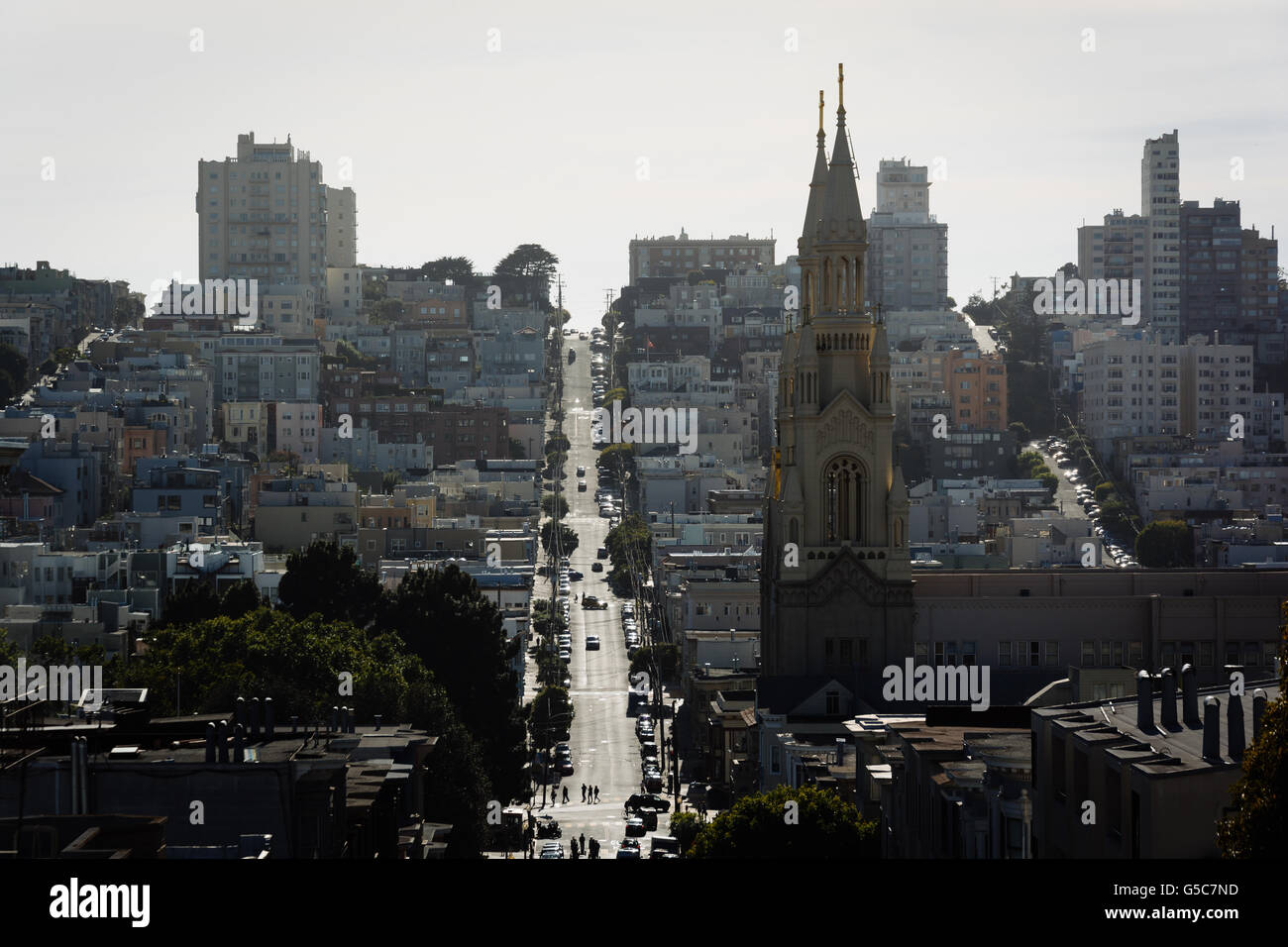 Blick auf St. Peter und Paul Kirche und Filbert Street in San Francisco, Kalifornien. Stockfoto