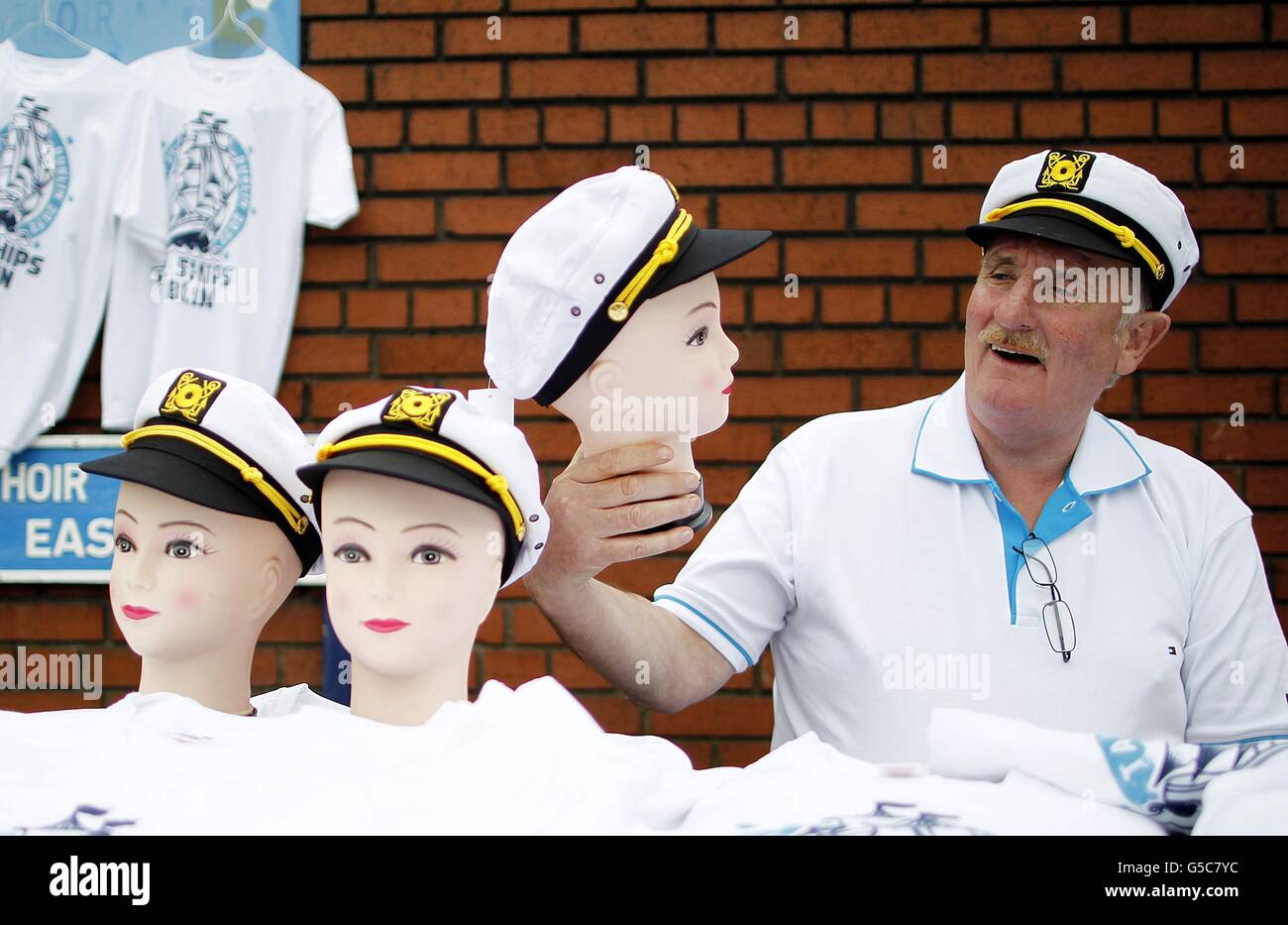 Derek Mangan aus Dublin verkauft die Hüte von Sailor an den Kais während des Tall Ship's Race 2012 Festivals in Dublin, Irland. Stockfoto