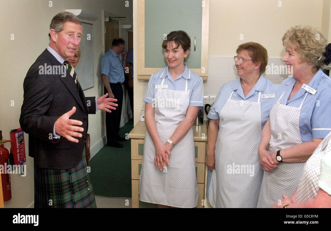HRH Prince of Wales trifft weibliche Küchenmitarbeiter bei einem Besuch im Ardgowan Hospiz in Greenock, Schottland. Der Prinz hatte das Technical Helpcenter von IBM UK in Spango Valley, Greenock besucht. Er lobte die Entwicklung von IBM seit seinem letzten Besuch im Jahr 1983 und die des Unternehmens * Er lobte auch den Wert für die schottische Wirtschaft. Stockfoto