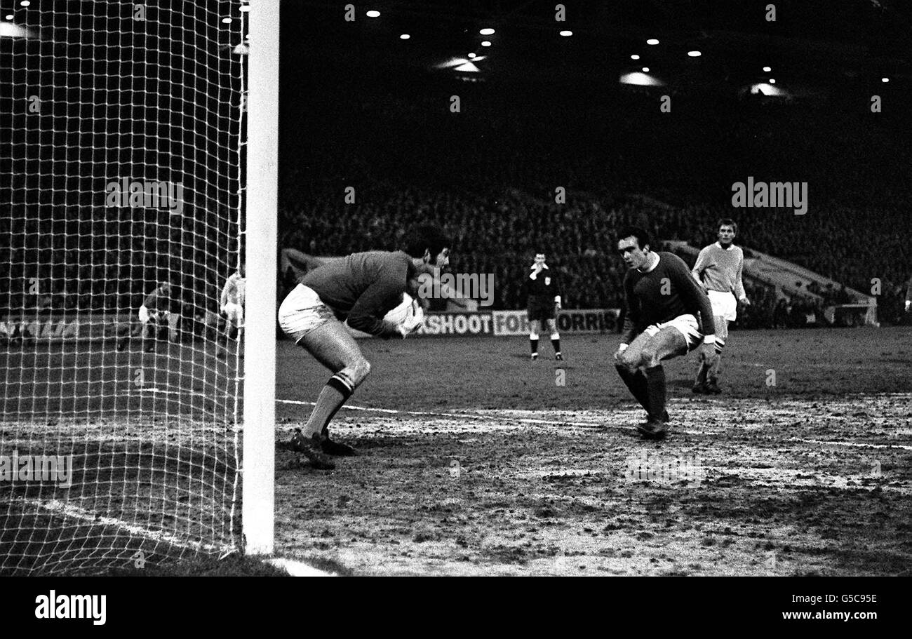 Tony Book, Kapitän von Manchester City, ist als Kopfball von Brian Kidd von Manchcester United eingeklemmt und wird von der Mitte-Hälfte-Tommy Booth in der Liga-Cup-Halbfinale-ersten Leg-Unentschieden an der Main Road gestoppt. Die Stadt gewann 2:1. Stockfoto