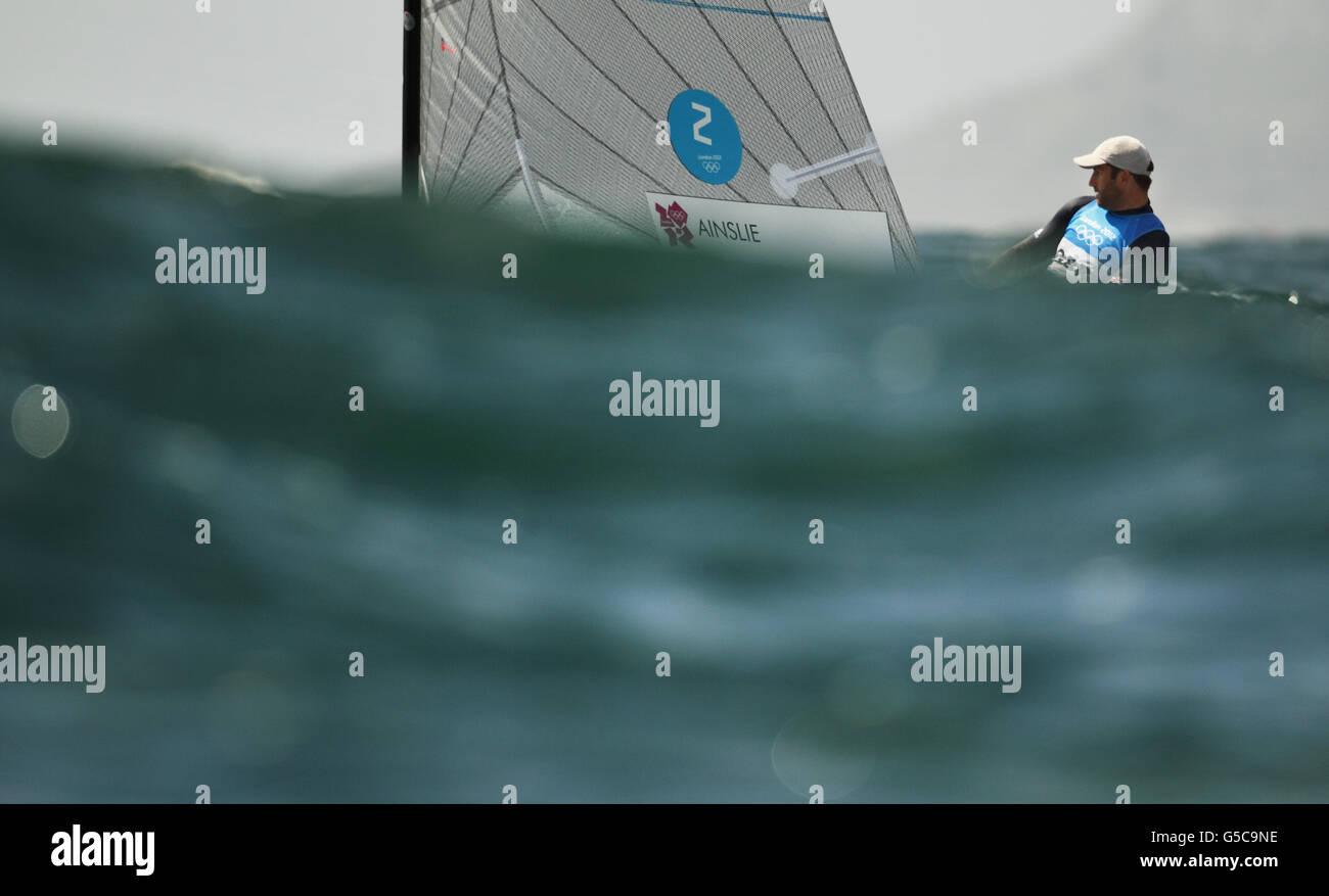 Der britische Ben Ainslie in seinem Schlauchboot in der Finn-Klasse während des neunten Rennens bei den Olympischen Spielen in Weymouth Bay. Der Titelverteidiger hat den Vorsprung auf den Fuhrparkführer, den dänischen Jonas Hogh-Christensen, auf nur zwei Punkte beim Medal Race am Sonntag geschlossen. Stockfoto