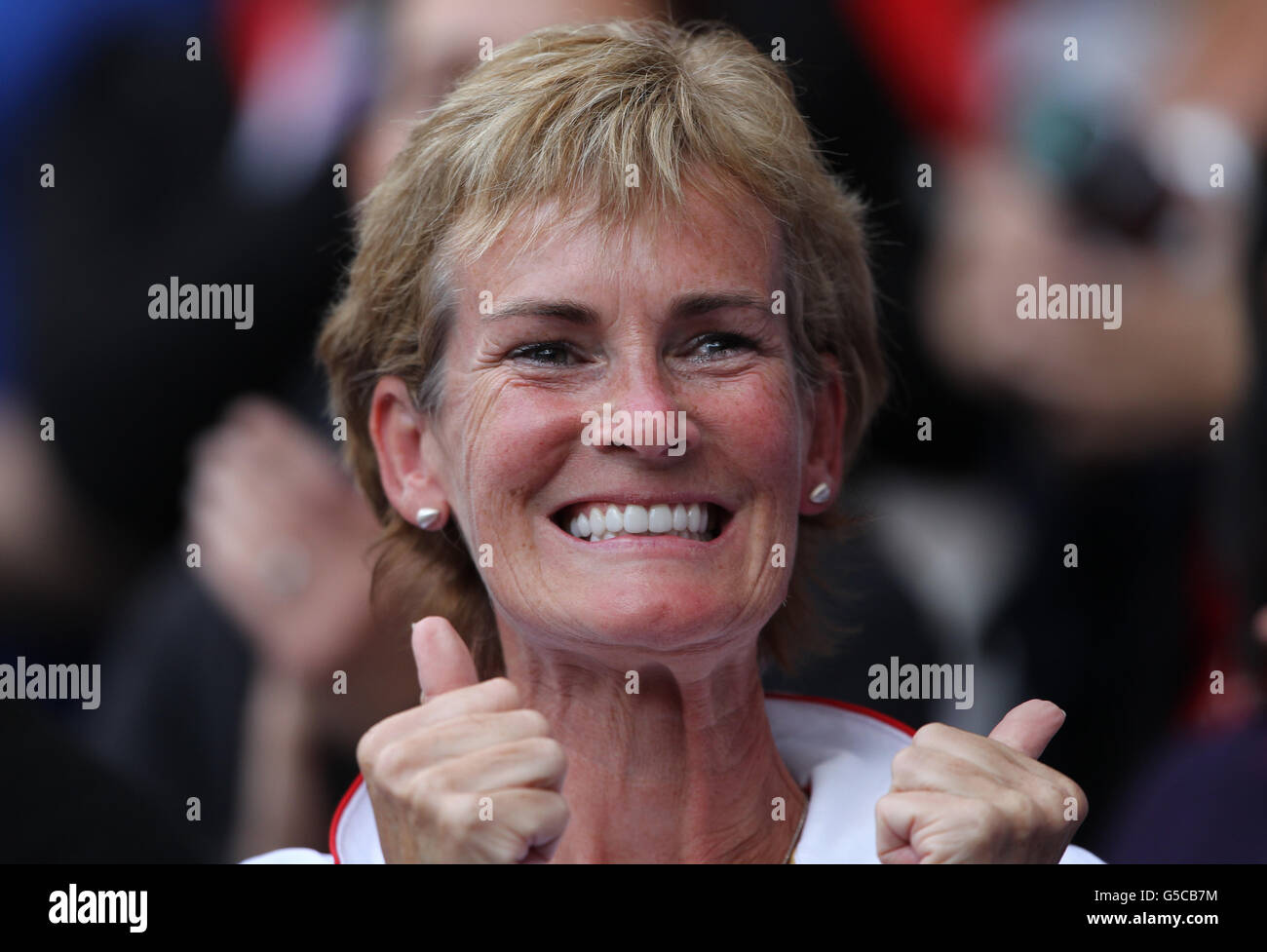 Andy Murrays Mutter Judy feiert, nachdem er sein Männerfinale gegen den Schweizer Roger Federer in Wimbledon, London, gewonnen hat. Stockfoto