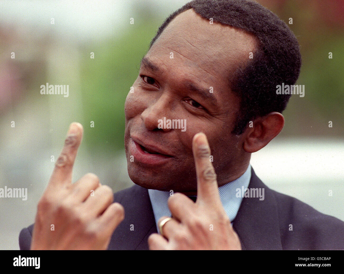 Black Tory Peer Lord Taylor von Warwick im Bild zu Hause. Auf Radio 4 wies er Tory-Führer William Hague's beispiellosen Schritt, einen Hinterbänker Kollegen zu sagen, kontroverse Kommentare über Rasse zurückziehen - oder aus der Partei als "zu wenig zu spät" geworfen werden. * Lord Taylor hatte zuvor den Yorkshire East MP John Townend aus der Partei ausgeschlossen und Herr Townend wurde in einen demütigenden Höhepunkt gezwungen, Unterzeichnung einer Erklärung zur Entschuldigung für die Straftat, die er den Einwanderern vorwarf, die 'homogene angelsächsische Gesellschaft' Großbritanniens zu untergraben und eine 'Mongrel-Rasse' zu schaffen. Stockfoto