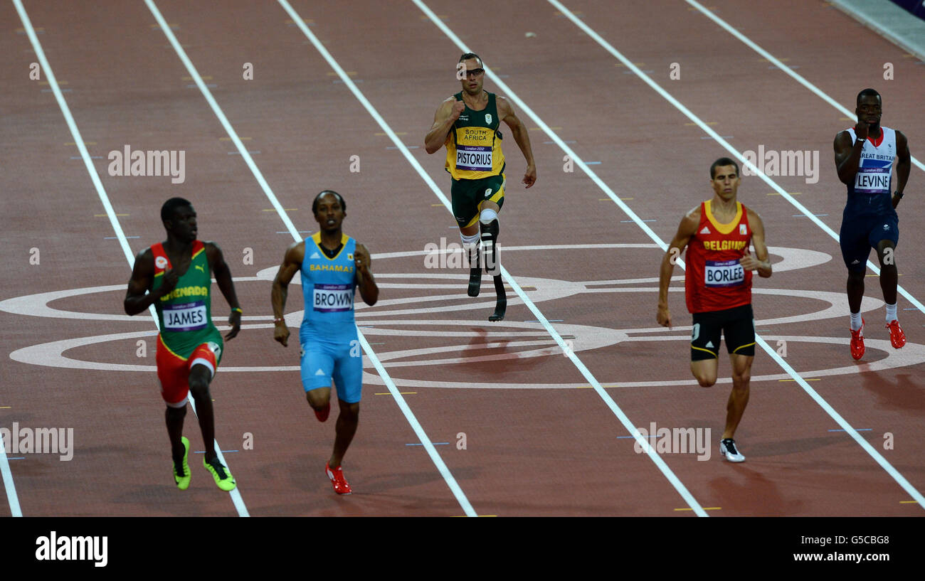 Südafrikas Oscar Pistorius (Mitte) ist am neunten Tag der Olympischen Spiele im Olympiastadion in London der letzte für das 400-m-Halbfinale der Männer. Stockfoto