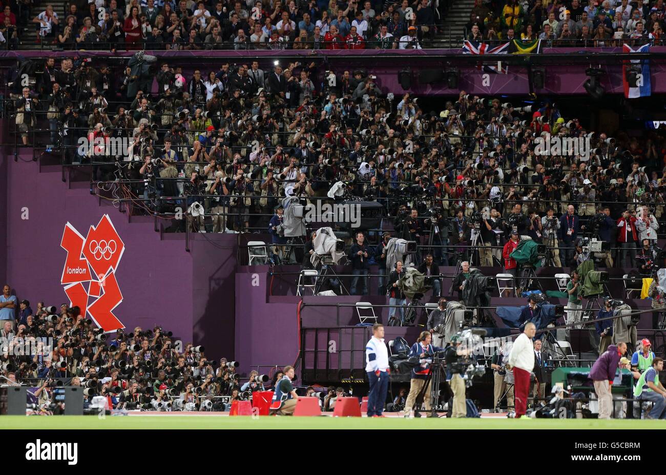 Pressefotografen beobachten die Ziellinie des Mens-100-m-Finales im Olympiastadion in London. Stockfoto