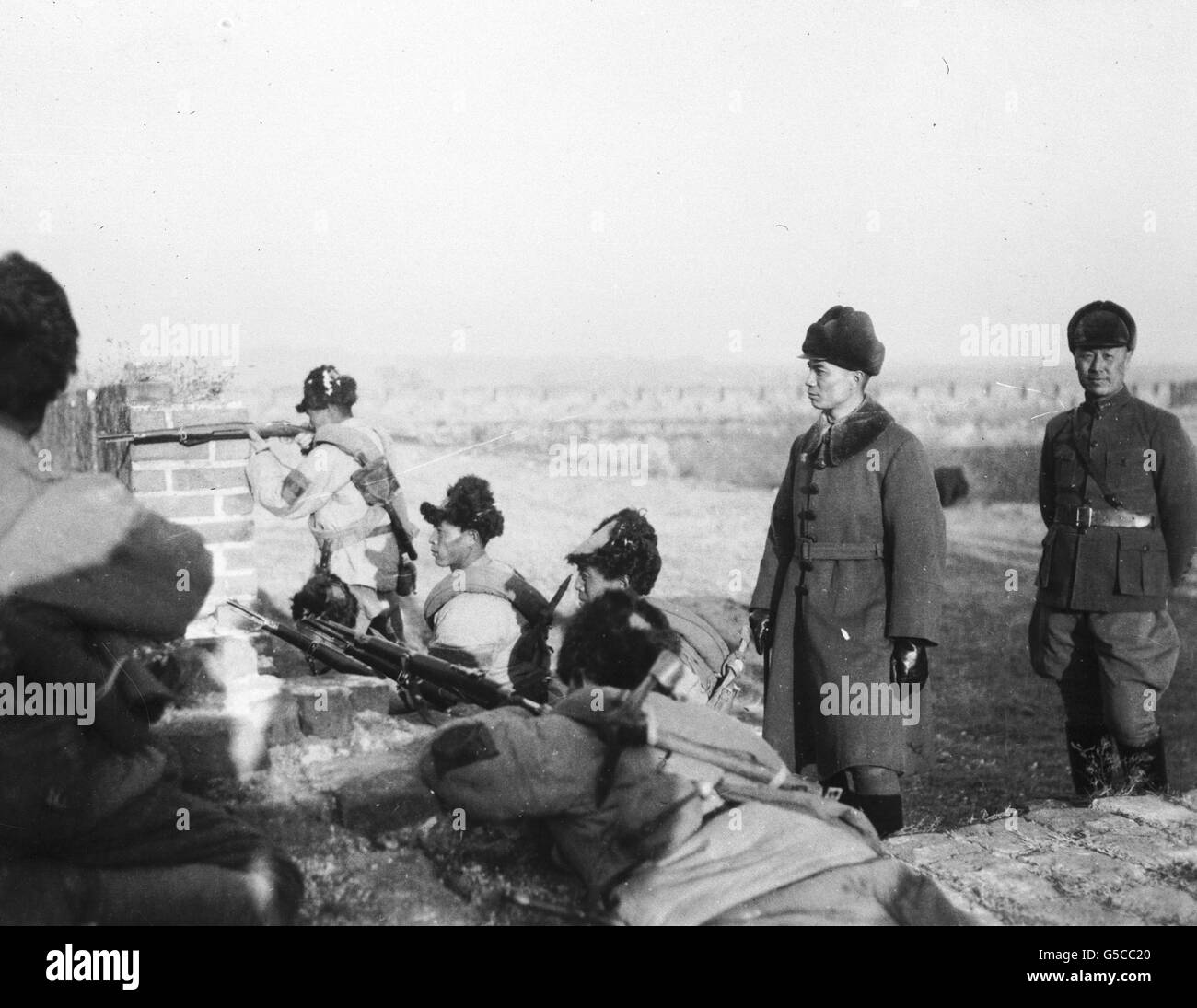 General Ho Cho Kuo (Zentrum, tragen Astrachan-Mütze), Kommandeur der Shanhaikwan Garrison, besucht seine Front-Line Truppen auf dem einsamen Berg Pass der Great Wall Of China. Stockfoto