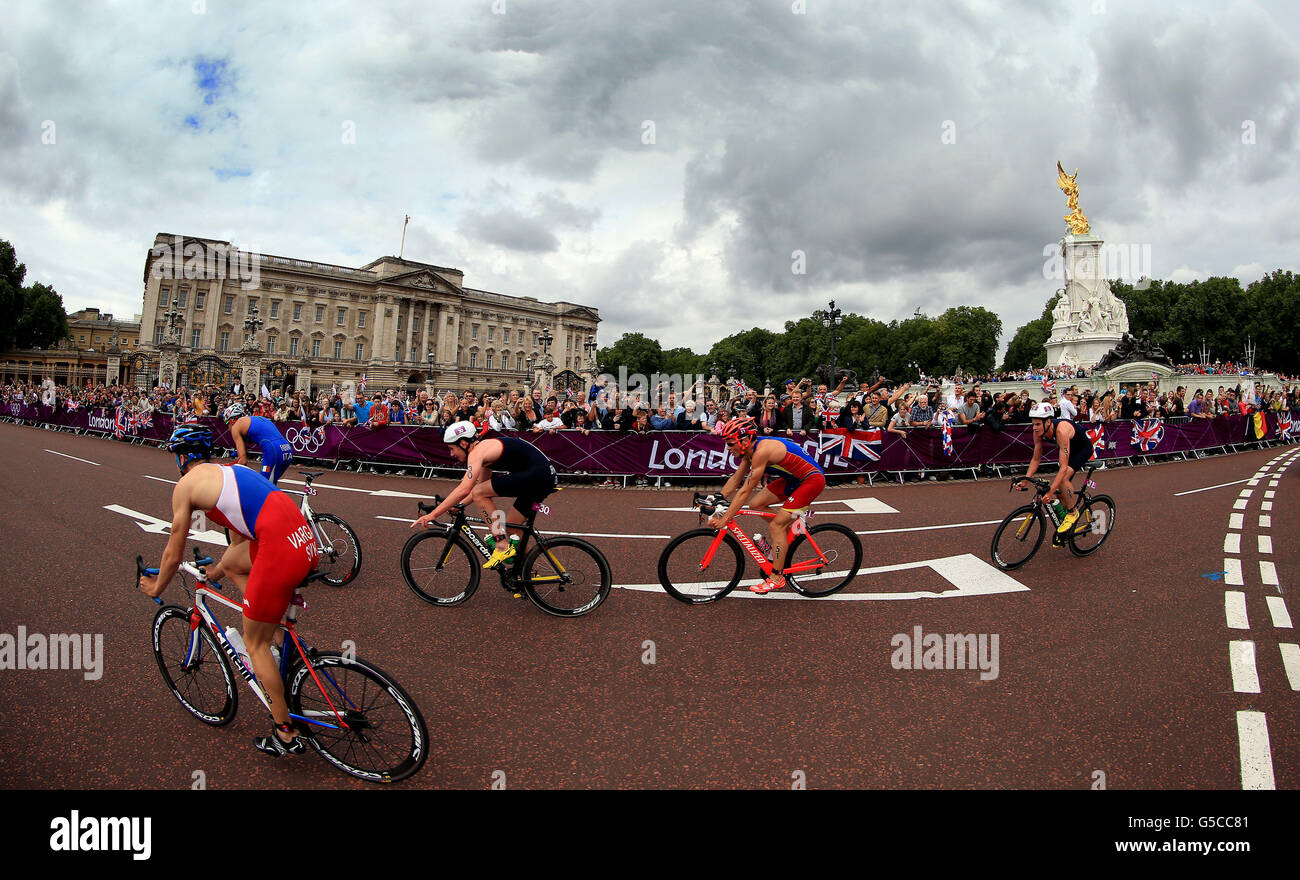 Die Briten Alistair Brownlee (Mitte links) und Bruder Jonathan Brownlee (rechts) fahren am Buckingham Palace, London, auf der Radetappe des Men's Triathlon, am elften Tag der Olympischen Spiele 2012 in London vorbei. Stockfoto