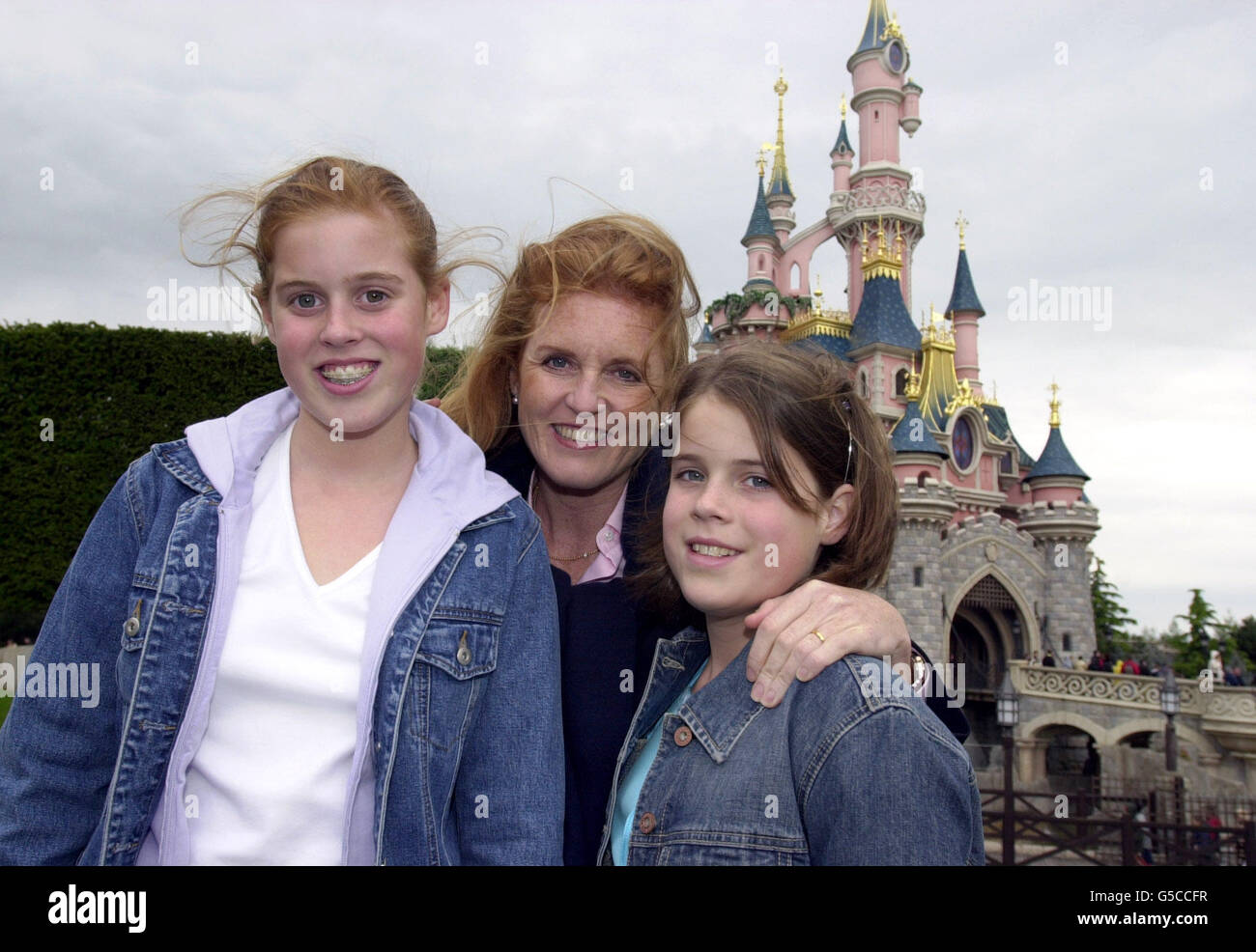 Die Herzogin von York mit Prinzessin Beatrice (links) und Prinzessin Eugenie, die ihren 11. Geburtstag in Disneyland in Paris feierte. *...die königliche Party verbrachte den Tag damit, alle Attraktionen im Disneyland Park auszuprobieren und ihre Lieblingsfiguren von Disney, darunter Mickey Mouse und Minnie Mouse, zu treffen. Stockfoto