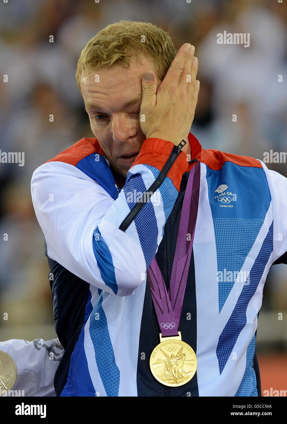 Der britische Sir Chris Hoy wird emotional, als er am elfsten Tag der Olympischen Spiele im Londoner Velodrome Gold im Männer-Keirin-Finale feiert. Stockfoto