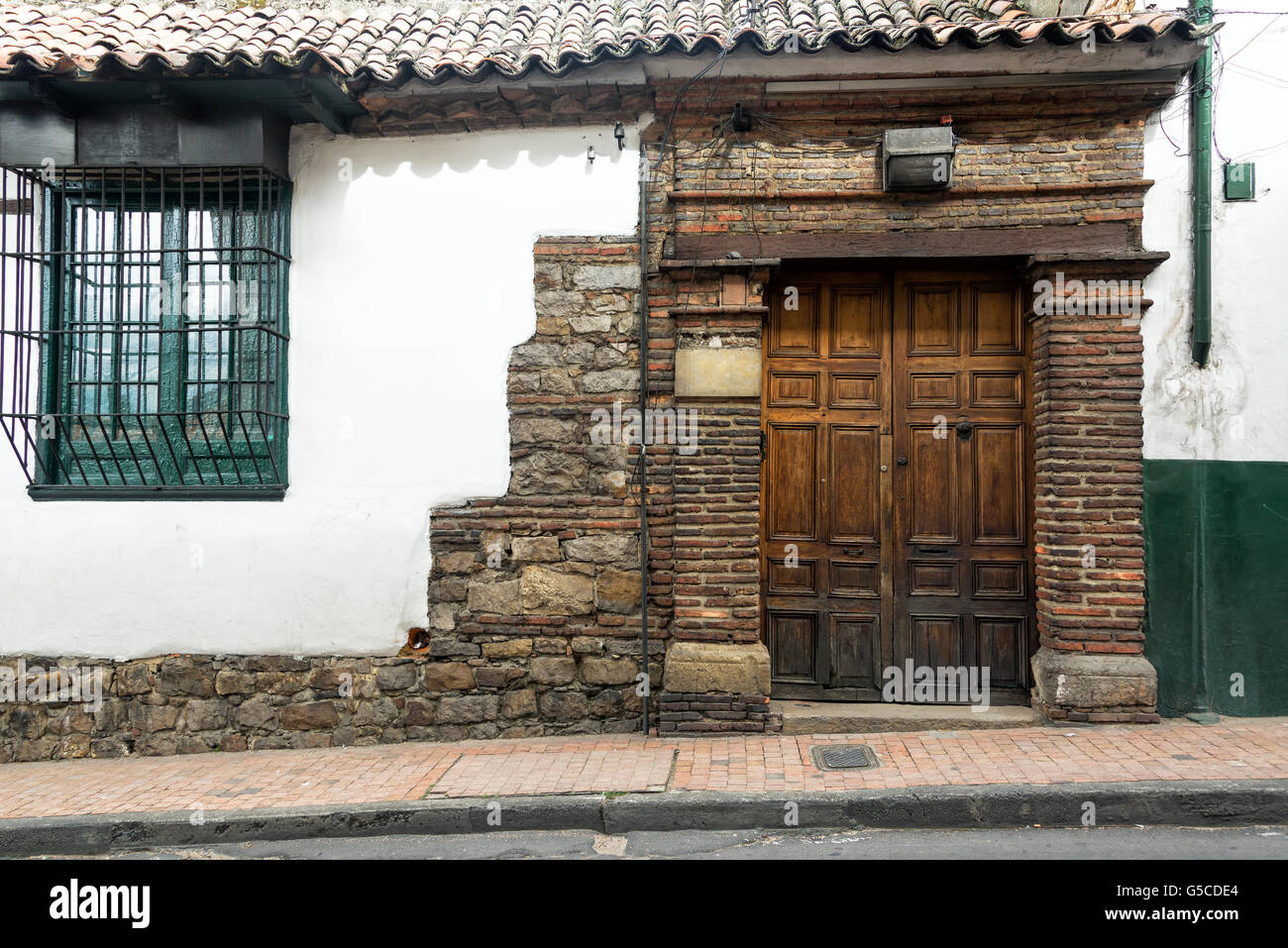 Historischen weißen Kolonialgebäude in La Candelaria-Viertel von Bogota, Kolumbien Stockfoto