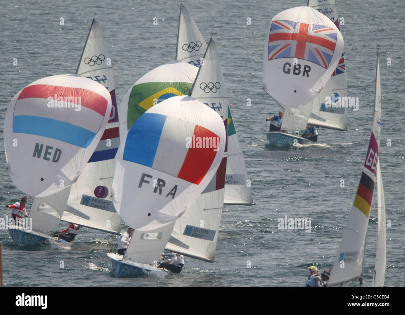 Die britischen Silbermedaillengewinnerinnen Hannah Mills und Saskia Clark (TOP) verfolgen die Flotte während des Medal Racel in der Women's 470-Klasse bei den Olympischen Spielen in Weymouth und Portland. Stockfoto