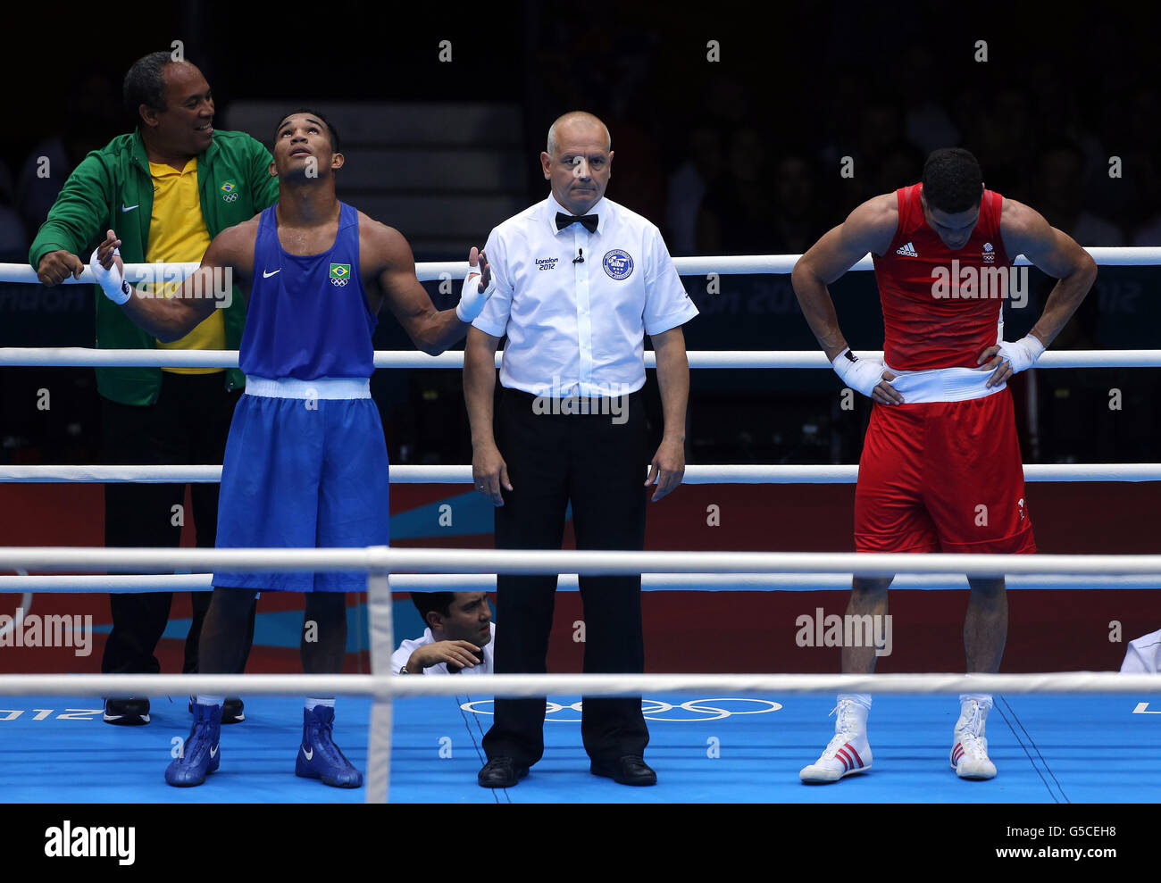 Der britische Anthony Ogogo (rechts) ist nach der Niederlage gegen die brasilianische Eqsquiva Falcao Florentino im Halbfinale der Männer im Mittelgewicht am 14. Tag der Olympischen Spiele im Excel, London, niedergeschlagen. FOTO DER RRESS ASSOCIATION. Bilddatum: Freitag, 10. August 2012. Siehe PA Geschichte OLYMPICS Boxing. Das Foto sollte lauten: Nick Potts/PA Wire. NUR FÜR REDAKTIONELLE ZWECKE Stockfoto